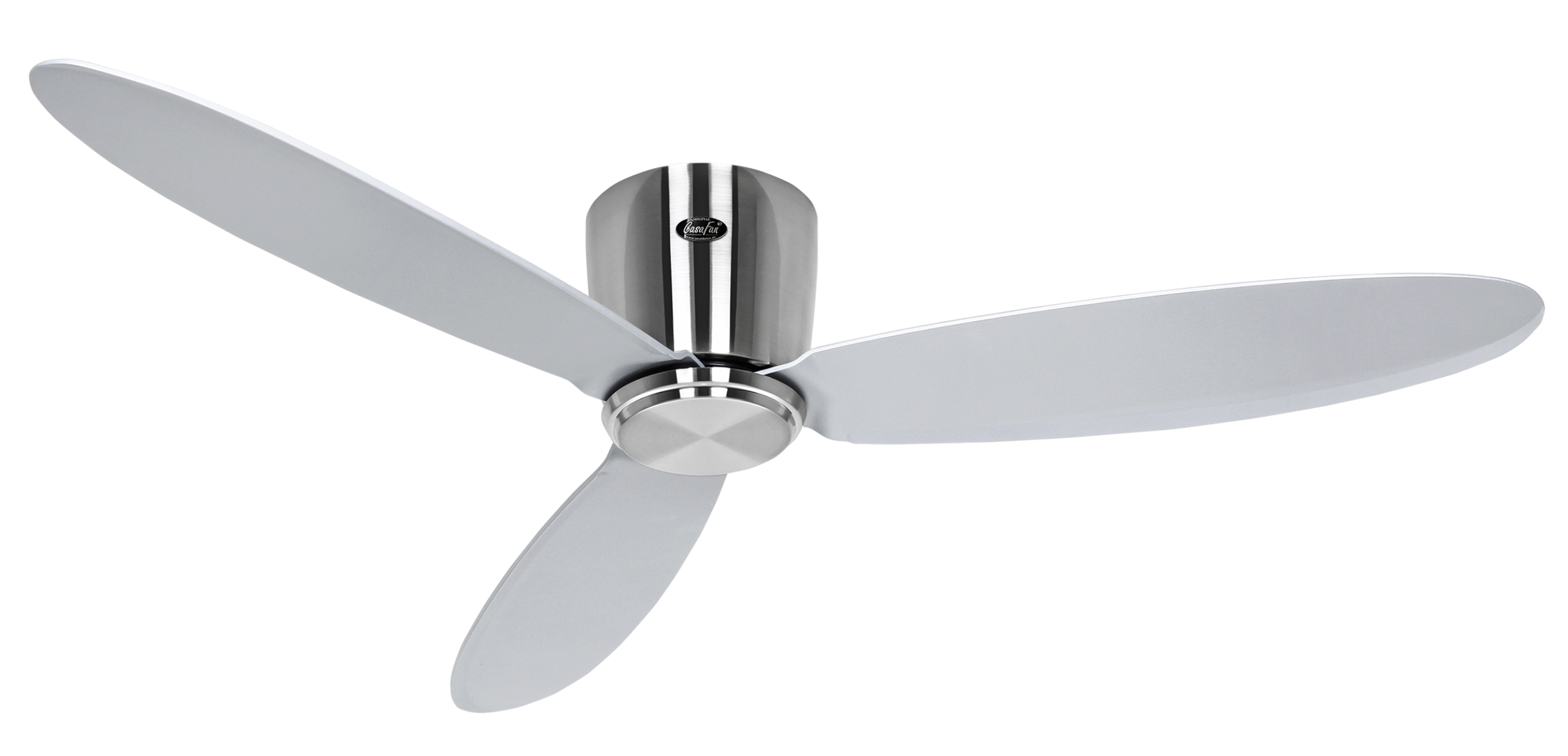Un ventilatore da soffitto bianco con tre pale, un alloggiamento del motore argentato e uno sfondo bianco.