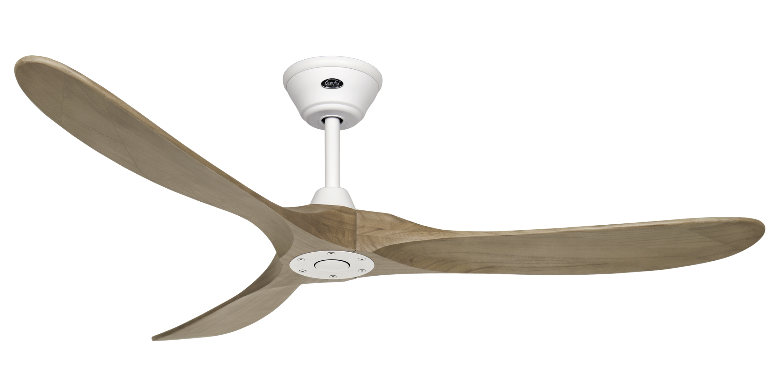 Deckenventilator mit drei Holzflügeln. Weißes Motorgehäuse. Weißer Hintergrund.