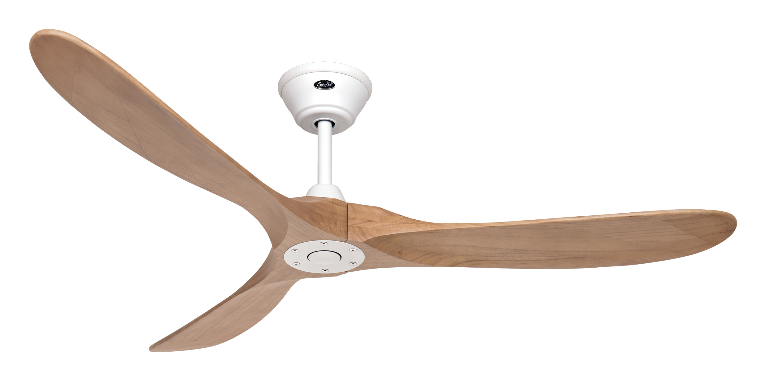 Ein Deckenventilator mit drei Holzflügeln vor weißem Hintergrund.