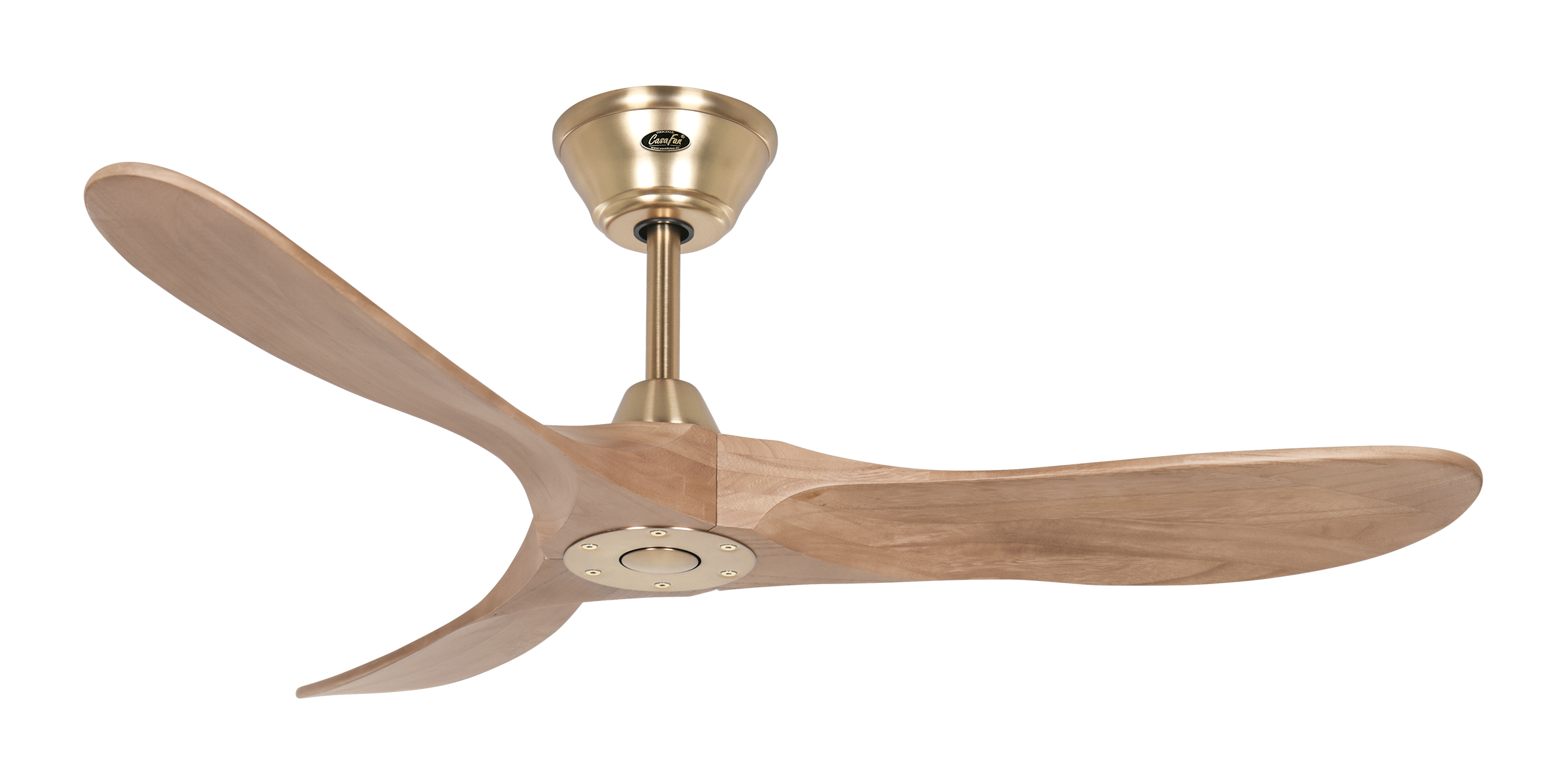Ventilatore da soffitto con pale in legno e alloggiamento motore in ottone. Sfondo bianco.