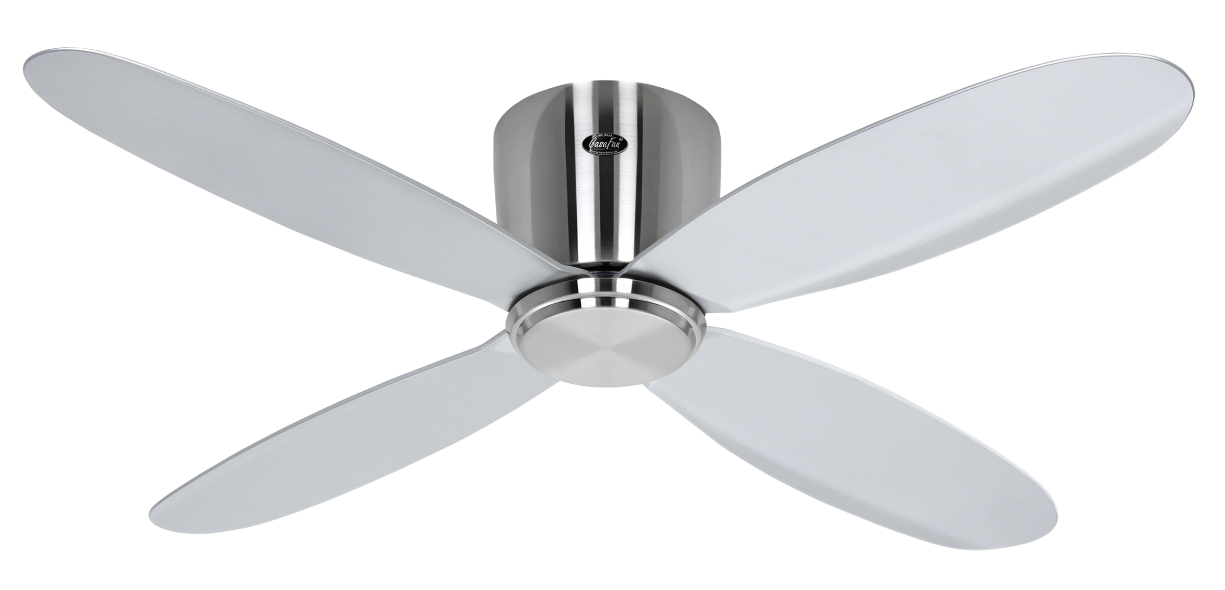 Un ventilatore da soffitto con quattro pale bianche e un motore argentato, su sfondo bianco.