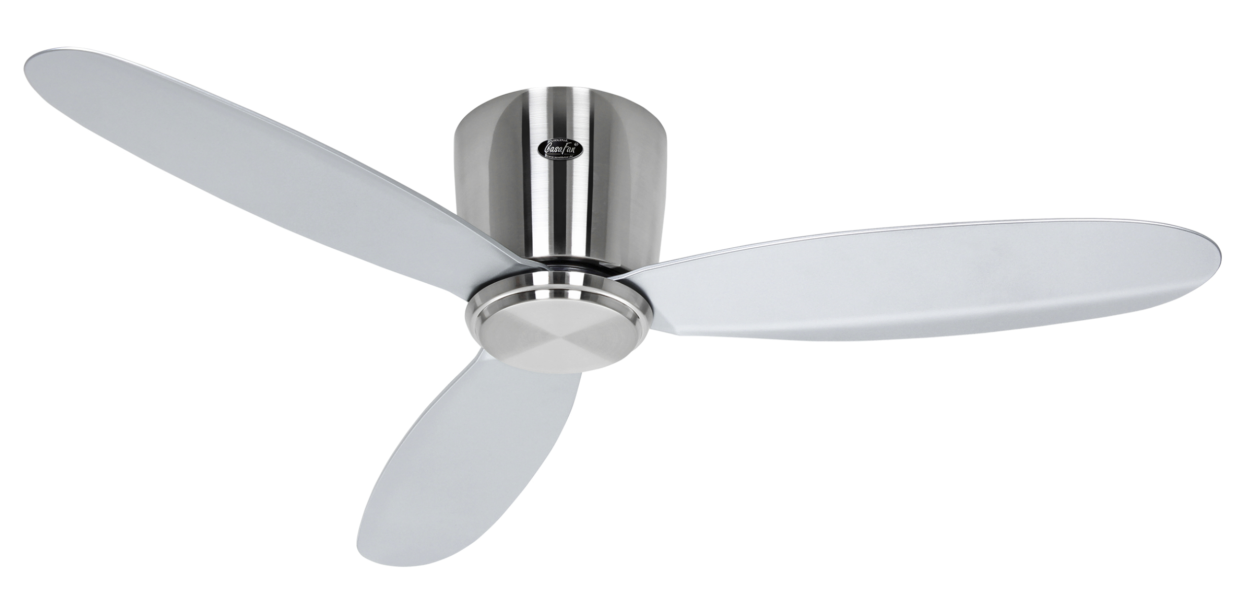 Un ventilatore da soffitto con tre pale argentate e un motore centrale argentato. Il ventilatore è su sfondo bianco.