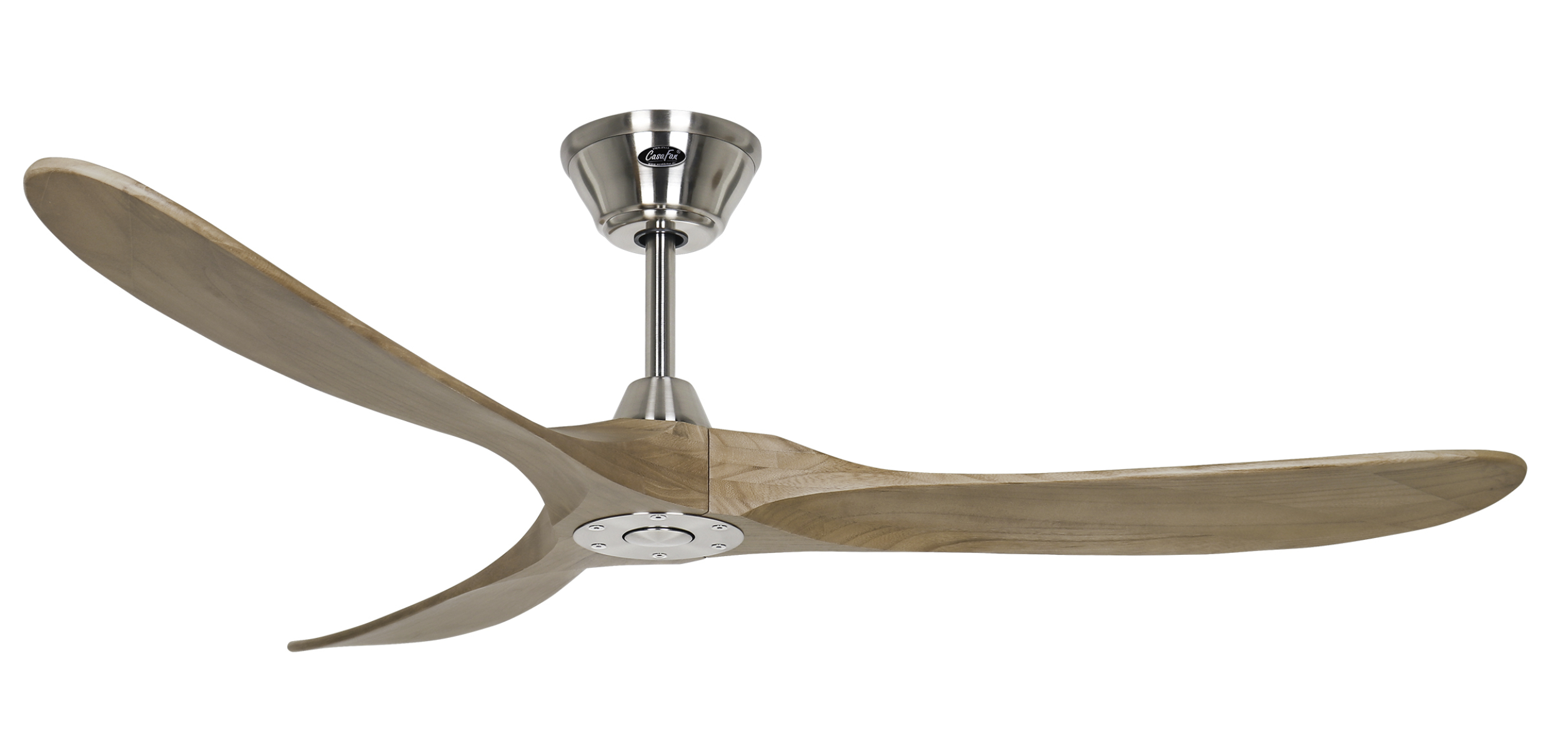 Un ventilatore da soffitto con tre pale in legno chiaro e un alloggiamento motore argentato. La ventola è centrata.