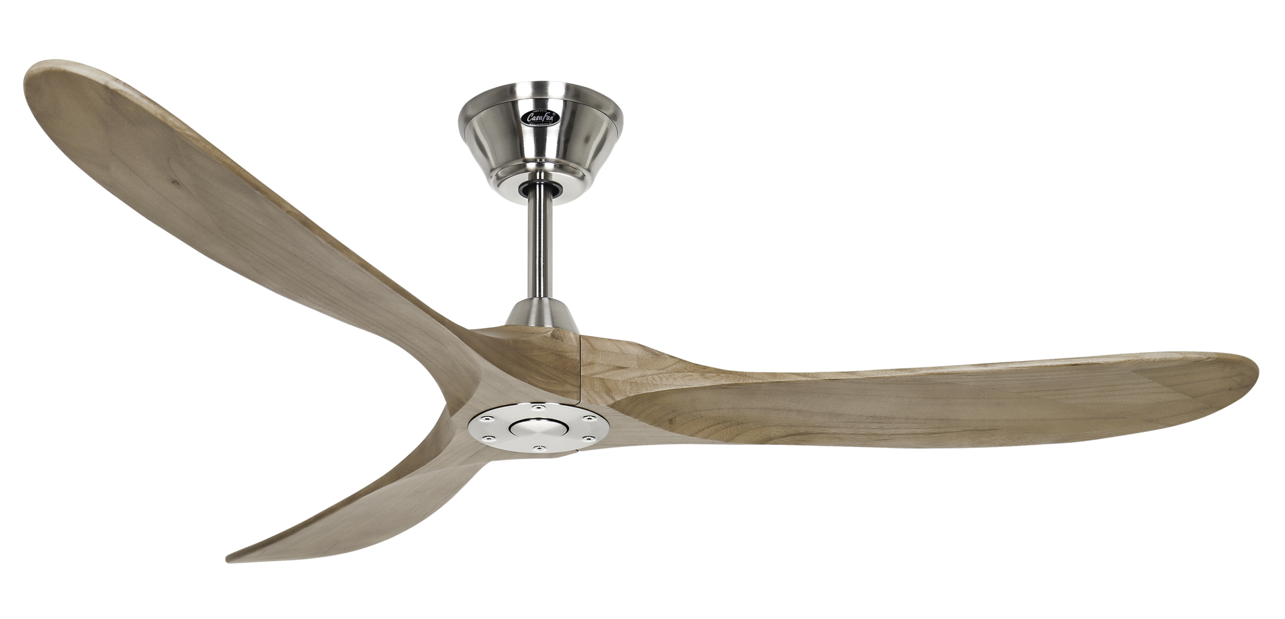 Un ventilatore da soffitto con tre pale in legno e un motore argentato su sfondo bianco.