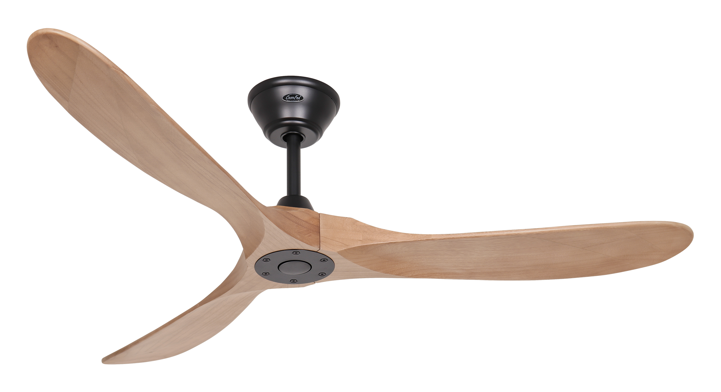 Ventilatore a soffitto con tre pale in legno. Alloggiamento motore nero. Sfondo bianco.
