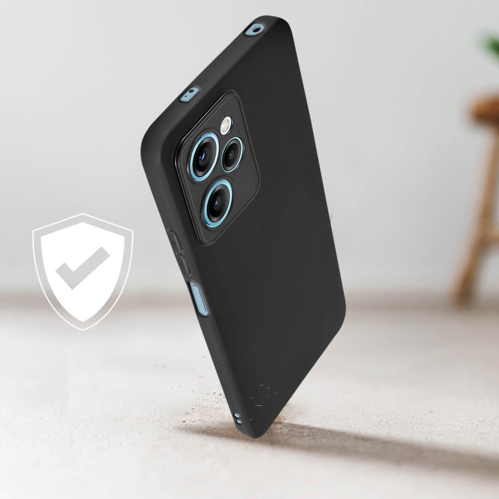 Custodia nera per telefono con obiettivi della fotocamera. Sfondo chiaro, vista angolata.