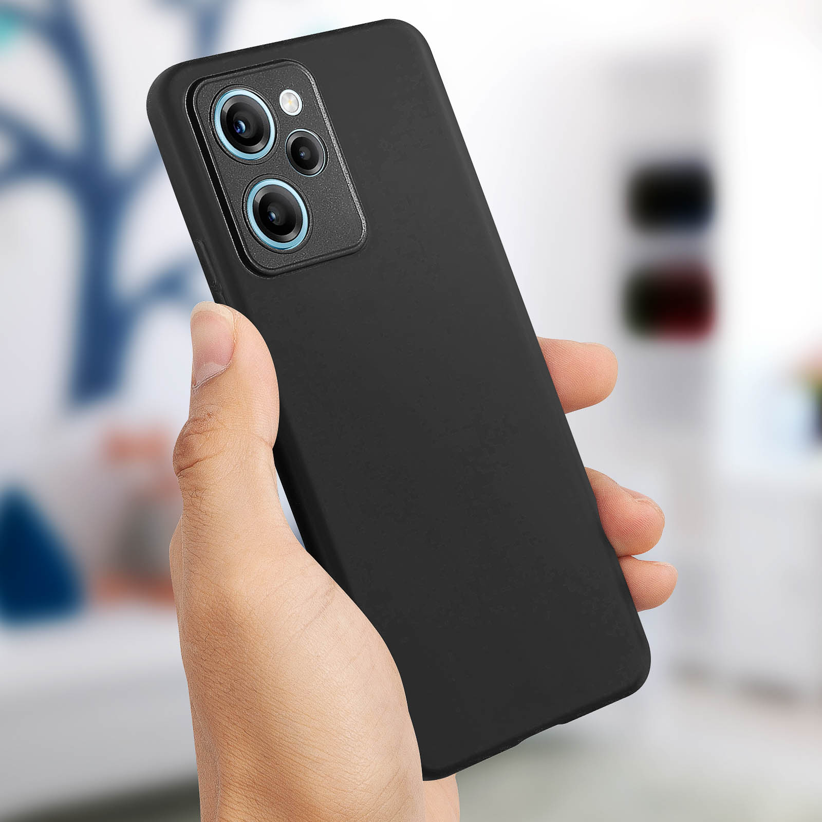 Una custodia nera per telefono tenuta in mano, che mostra la configurazione della fotocamera del telefono.