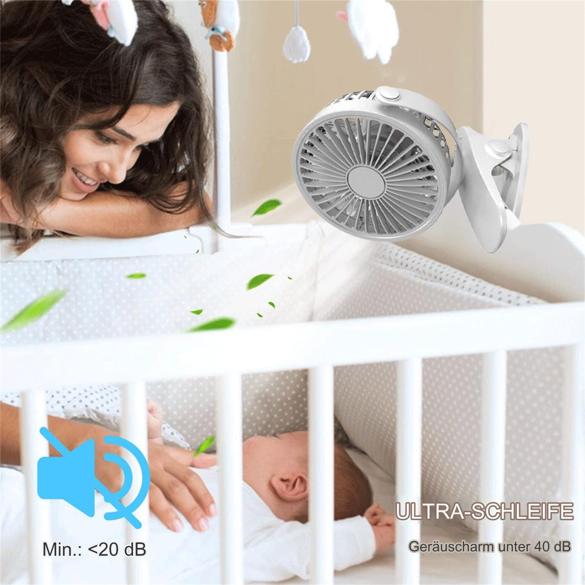 Ein Baby im Laufstall mit einem Ventilator und eine lächelnde Frau im Hintergrund. Text: Ultra-Schleife.