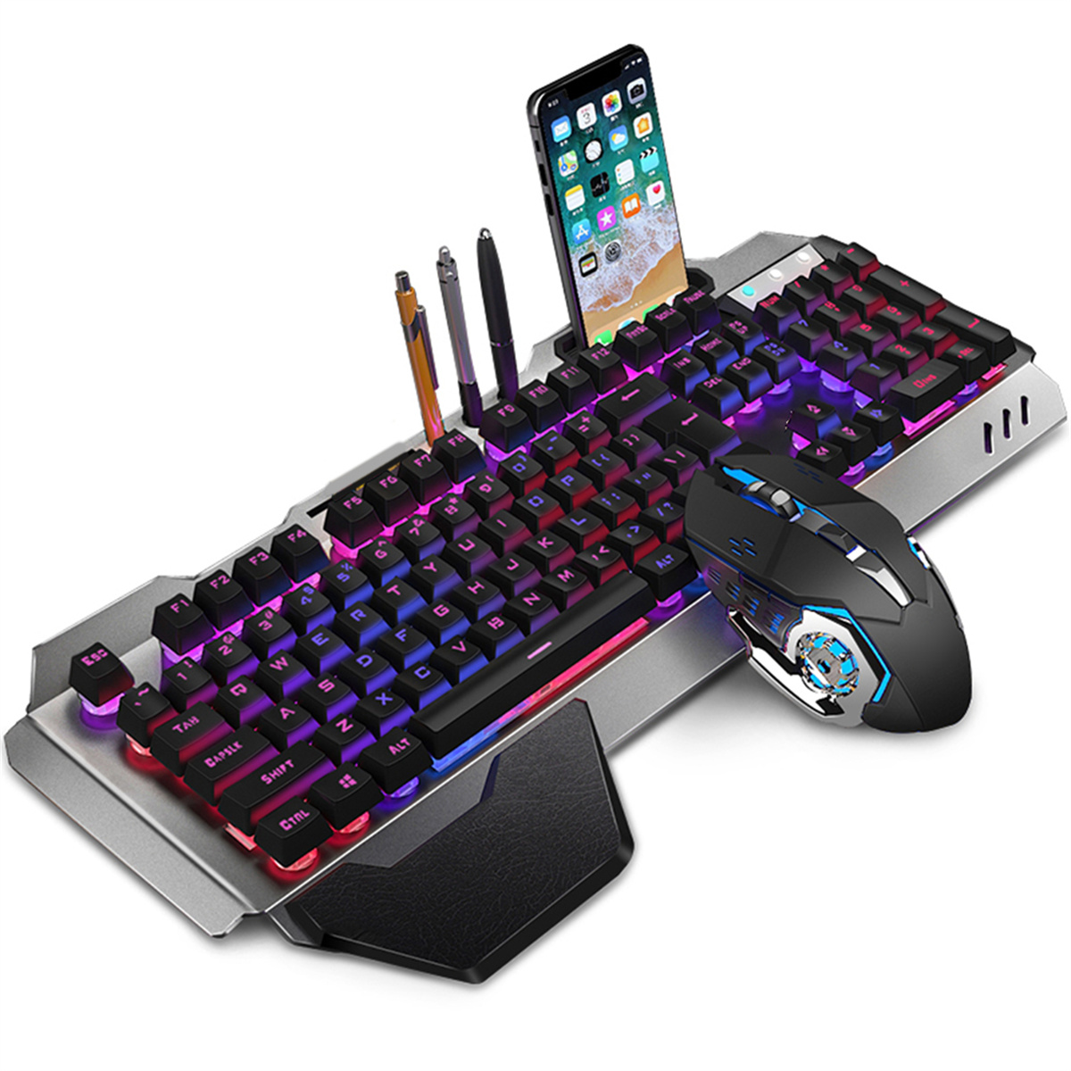 Gaming-Tastatur, Maus und Telefon. Tastatur ist silber und RGB. Maus ist schwarz und blau. Telefon liegt auf der Tastatur.