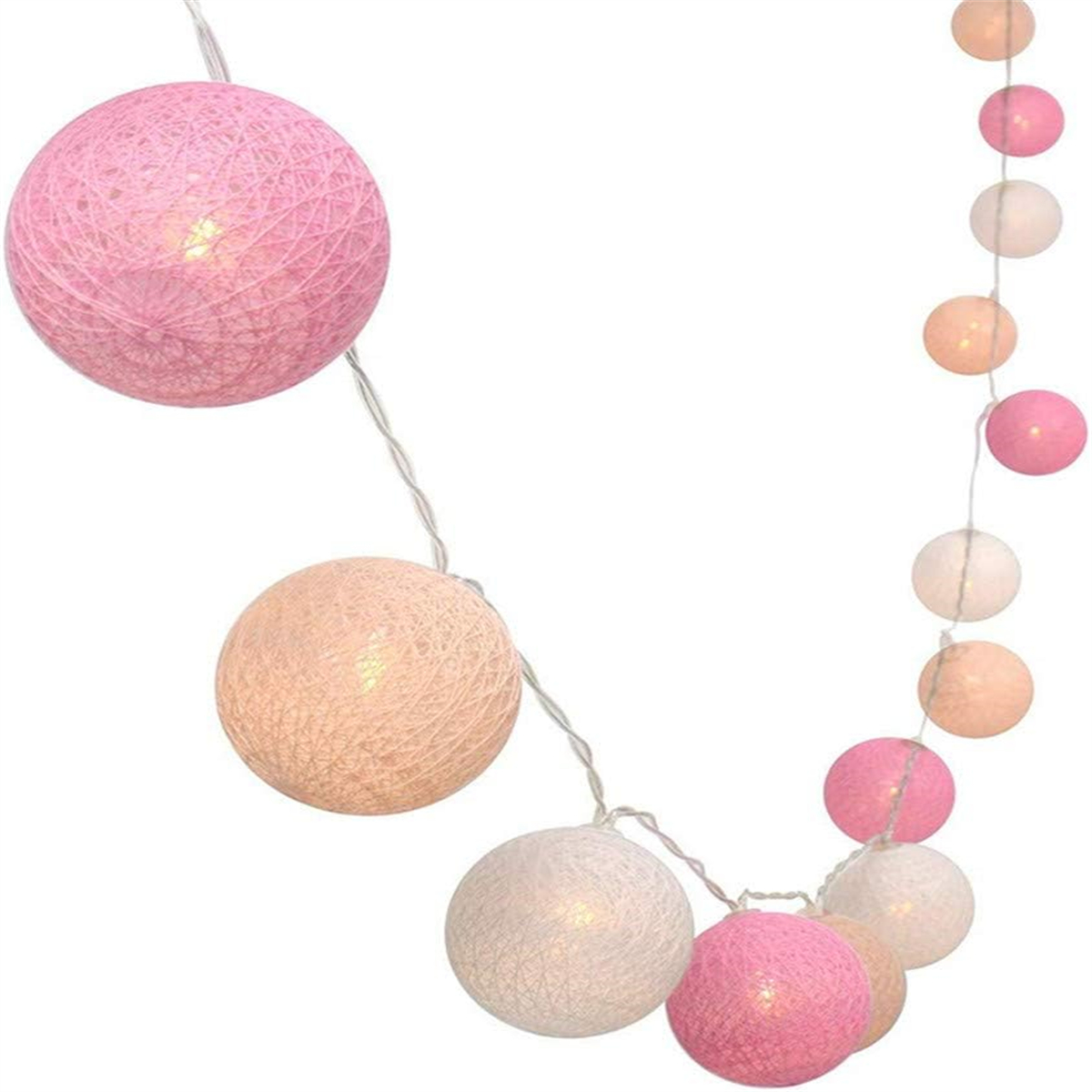 Lichterketten mit verschiedenfarbigen kugelförmigen Lichtern vor weißem Hintergrund, festliche Atmosphäre.
