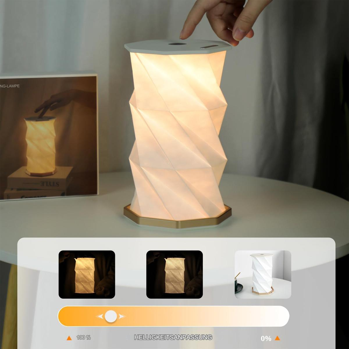 Tischlampe mit weißem, geometrischem Design, das die Helligkeit ändert. Eine Hand berührt die Oberseite.