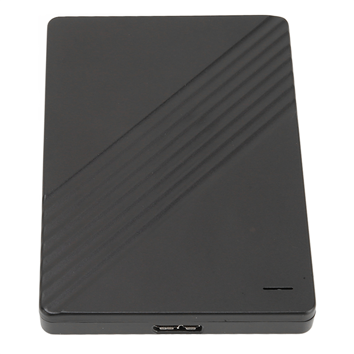 Eine schwarze, rechteckige externe Festplatte mit diagonalen Linien, einem USB-Anschluss und glatter Oberfläche.