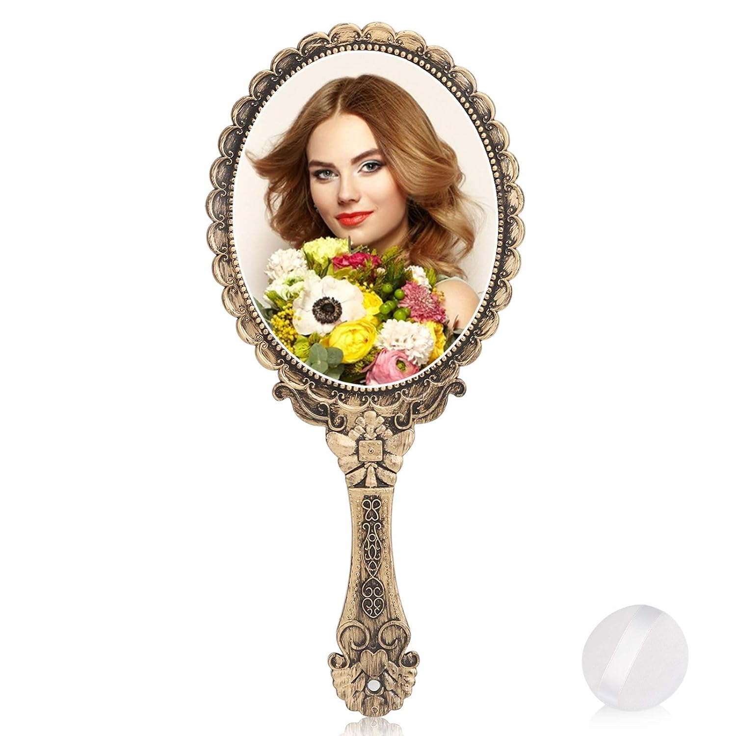 Eine Frau, die einen Vintage-Handspiegel hält, mit einem Foto von ihr, wie sie Blumen hält.