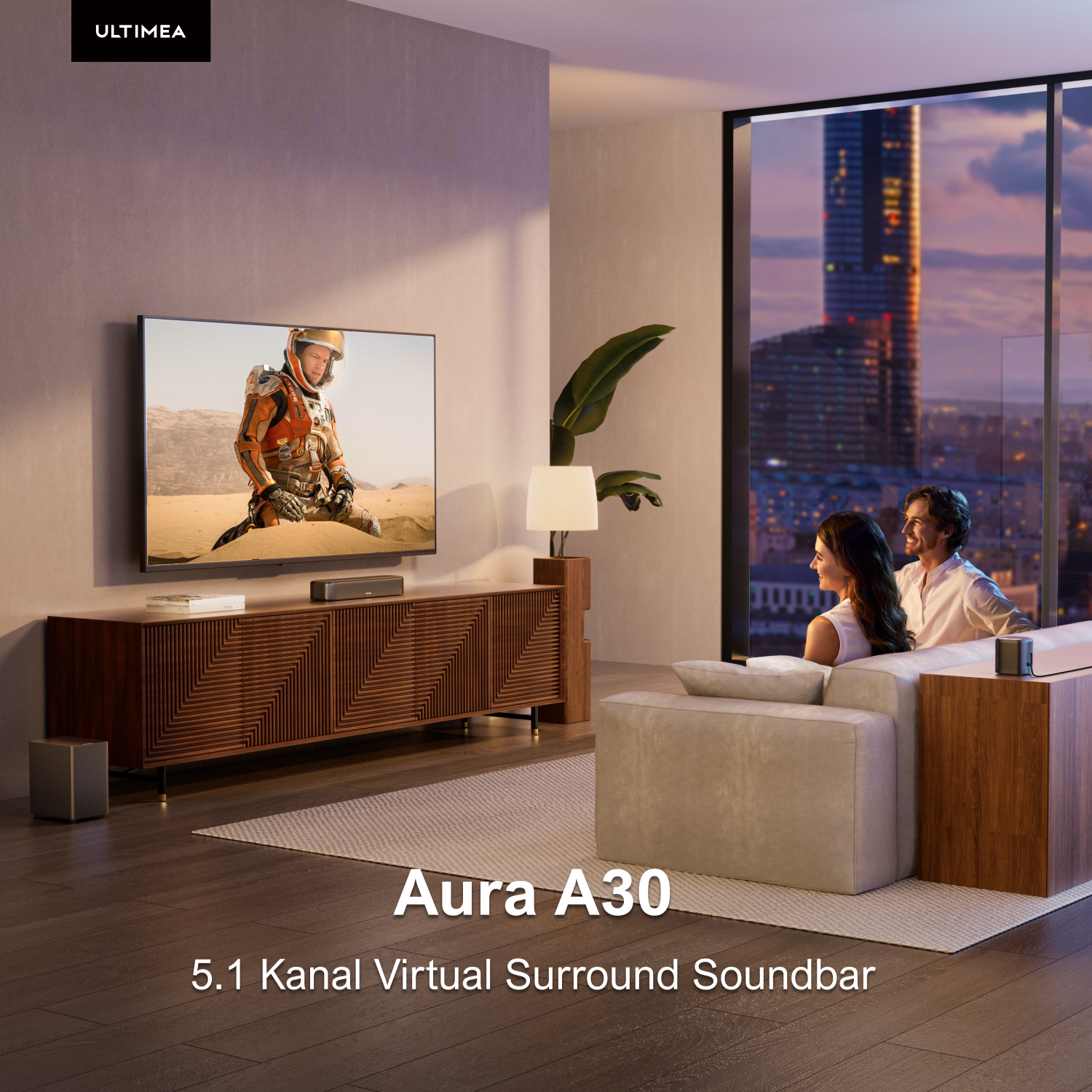 Wohnzimmer mit Fernseher, Soundbar und zwei Personen auf dem Sofa, Blick auf die Stadt.