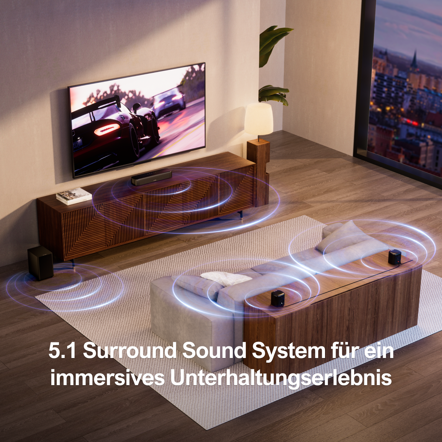 Ein Wohnzimmer mit Fernseher, Soundbar und Surround-Sound-Lautsprechern. Text auf Deutsch.