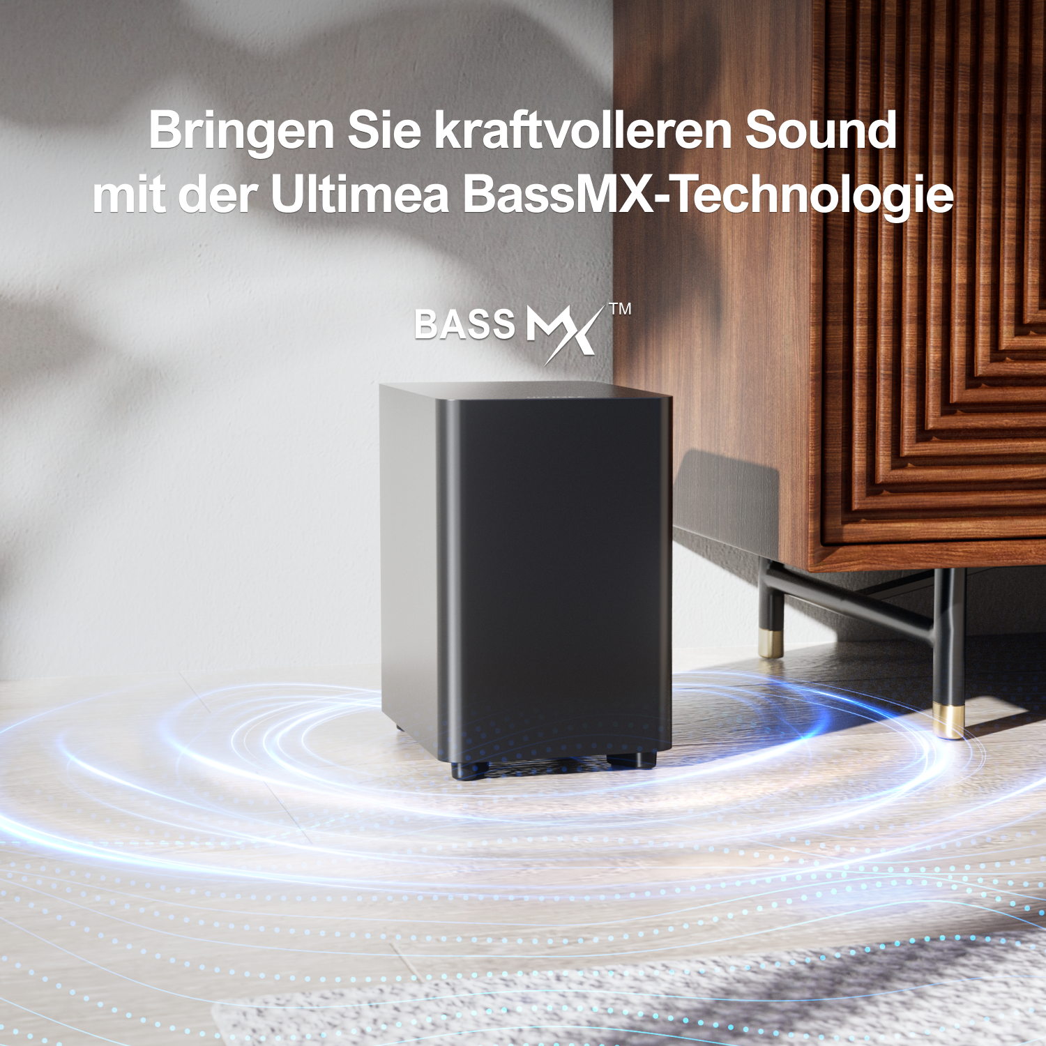 Ein schwarzer Lautsprecher auf einem Teppich. Der Text lautet Ultimea BassMX-Technologie.