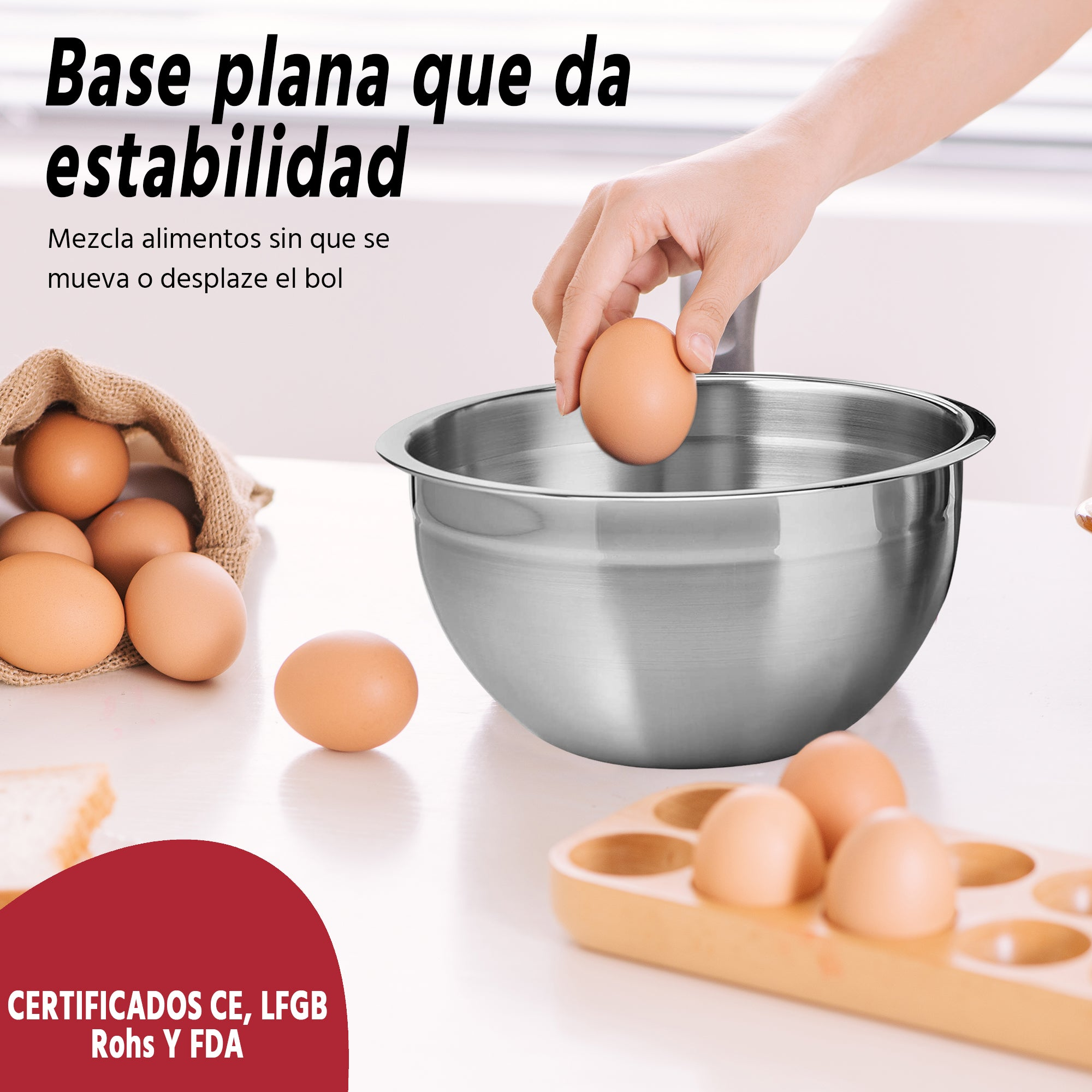 Una mano coloca un huevo en un cuenco plateado junto a un cuenco de huevos.