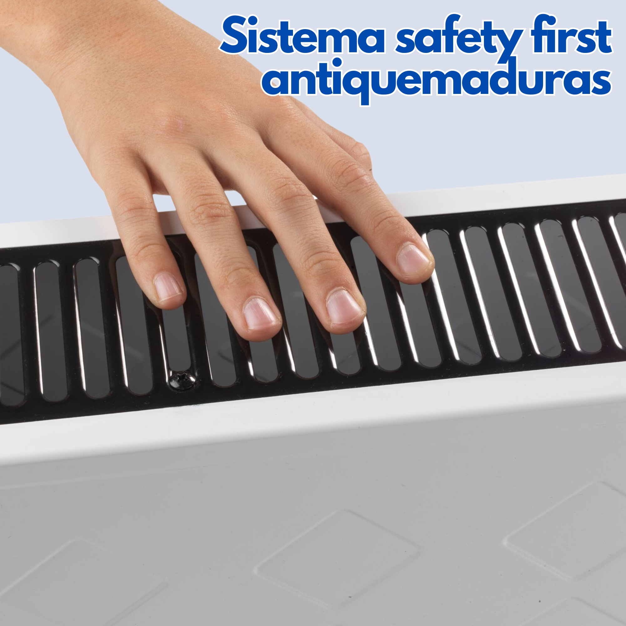 Mano tocando una superficie negra con líneas verticales, parte de un dispositivo.