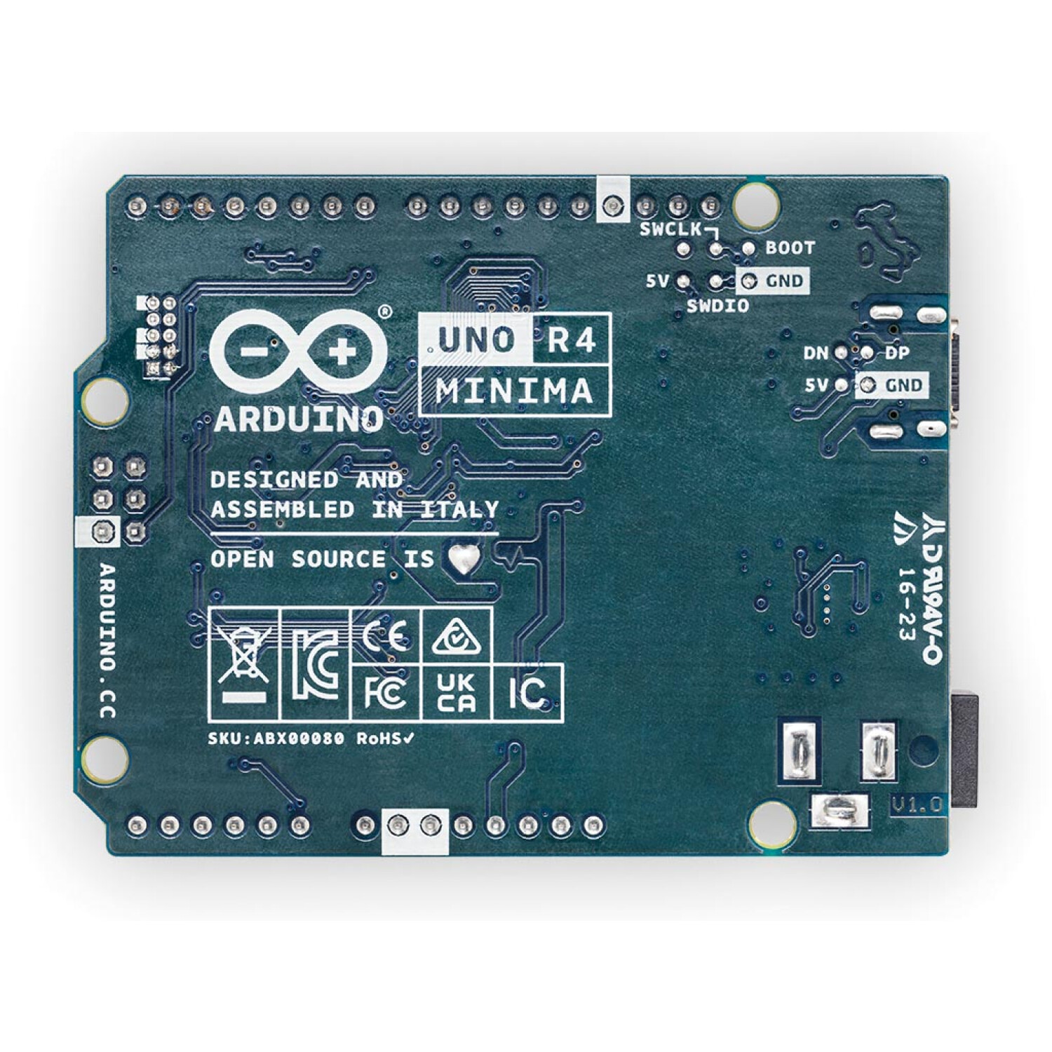 Scheda circuiti verde con testo Arduino e componenti. Sfondo bianco.