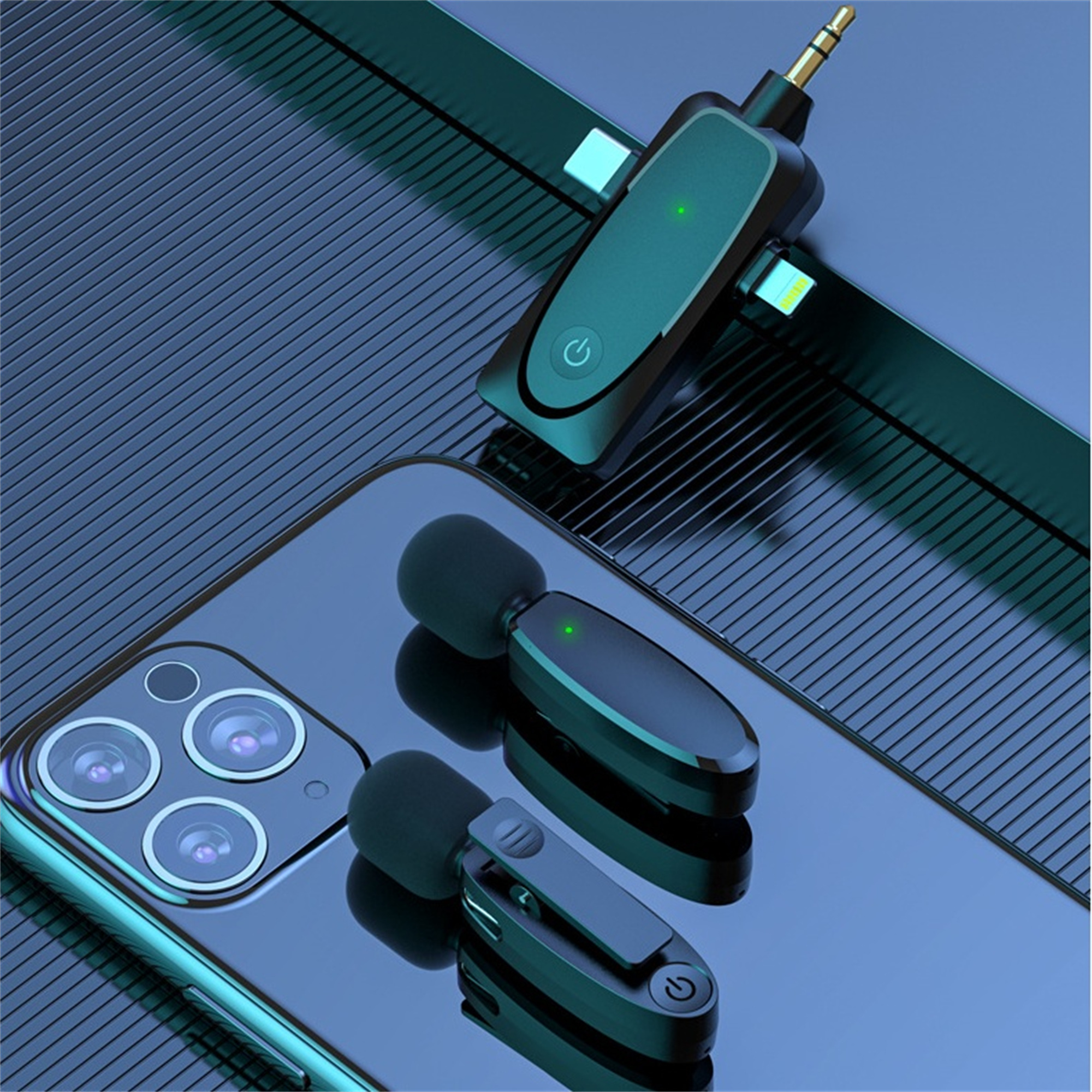 Kabelloses Mikrofon-Set auf reflektierender Oberfläche mit Telefon, schwarzes und metallisches Finish.