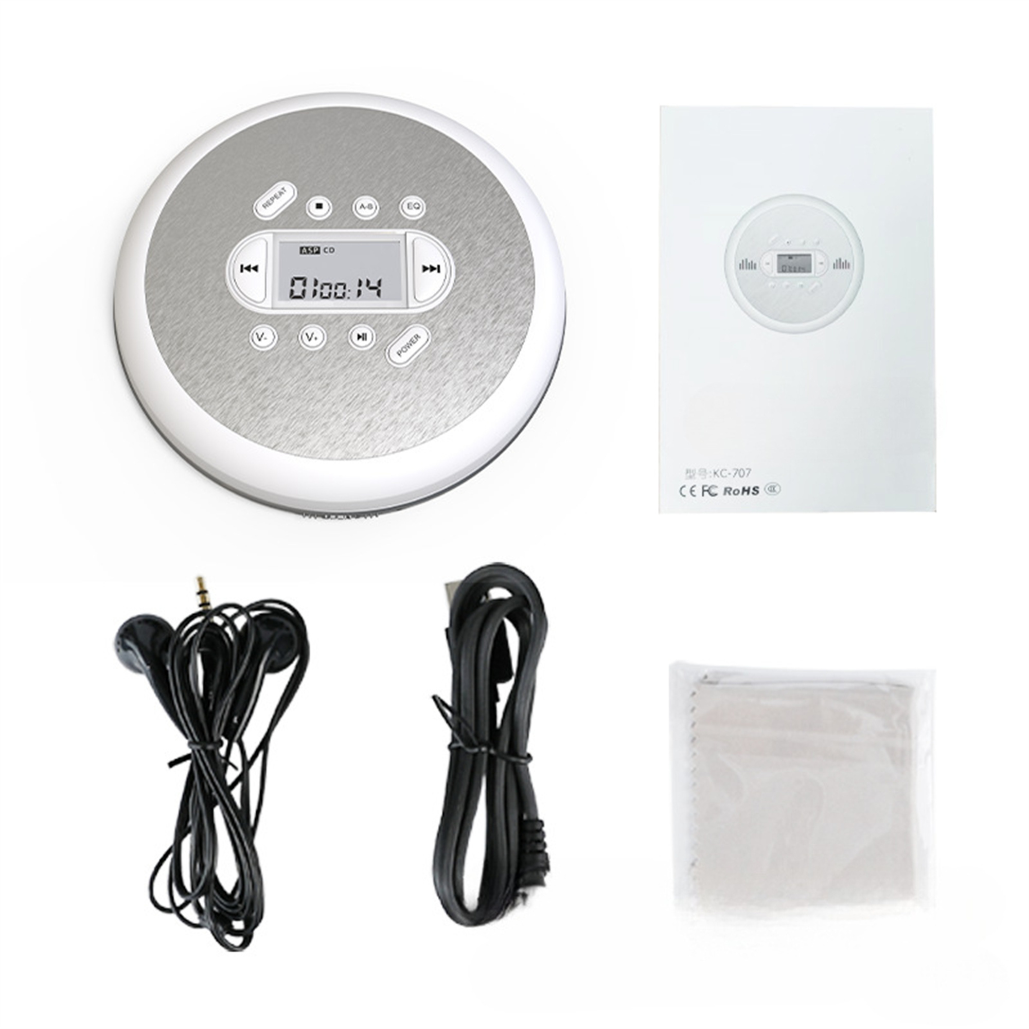 Weißer und silberner CD-Player mit Digitalanzeige, Kopfhörern, Kabel und einem Reinigungstuch auf Weiß.