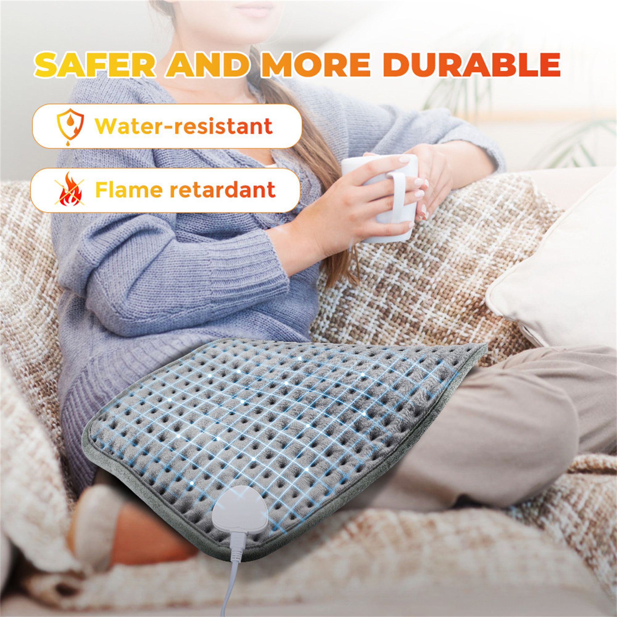 Eine Person sitzt auf einer Couch mit einem grauen Heizkissen, wasser- und feuerfest.