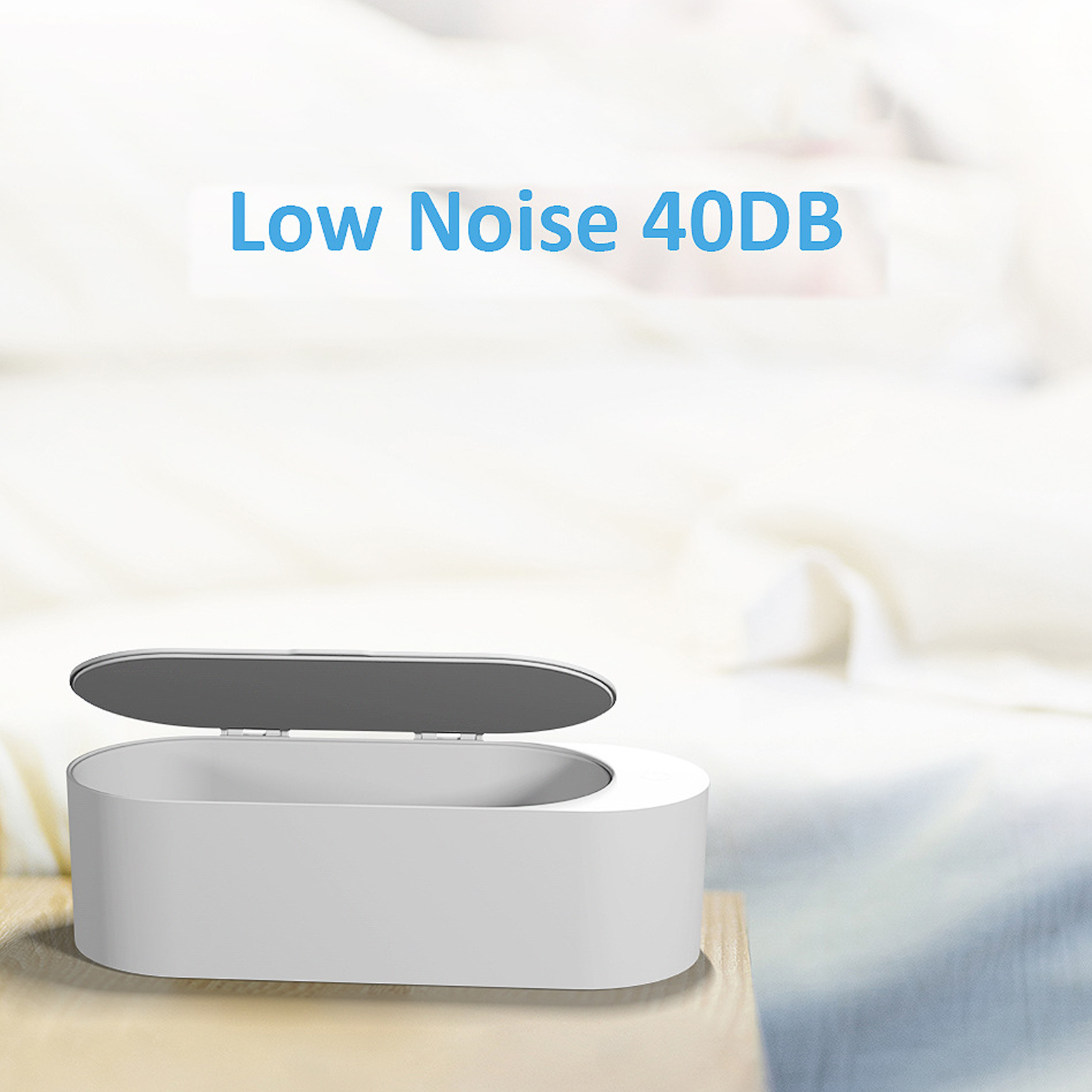 Eine weiße Box mit Deckel, beschriftet mit 'Low Noise 40DB', auf verschwommenem Bett-Hintergrund.