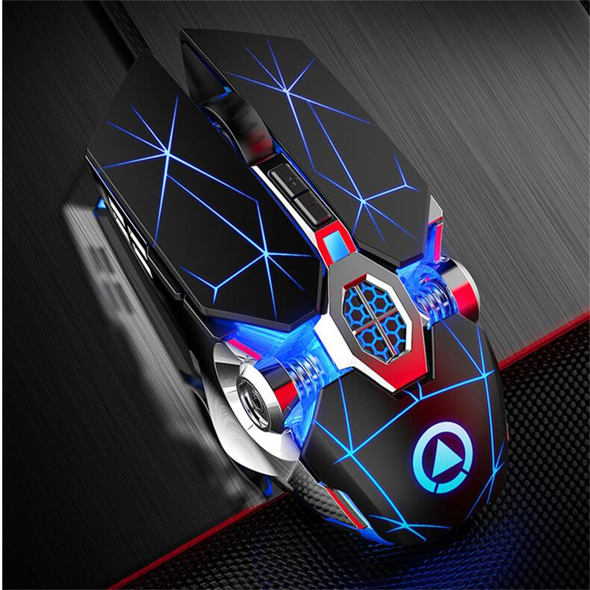 Schwarze und blaue Gaming-Maus mit blauen Lichtern auf einem schwarzen Mausp.