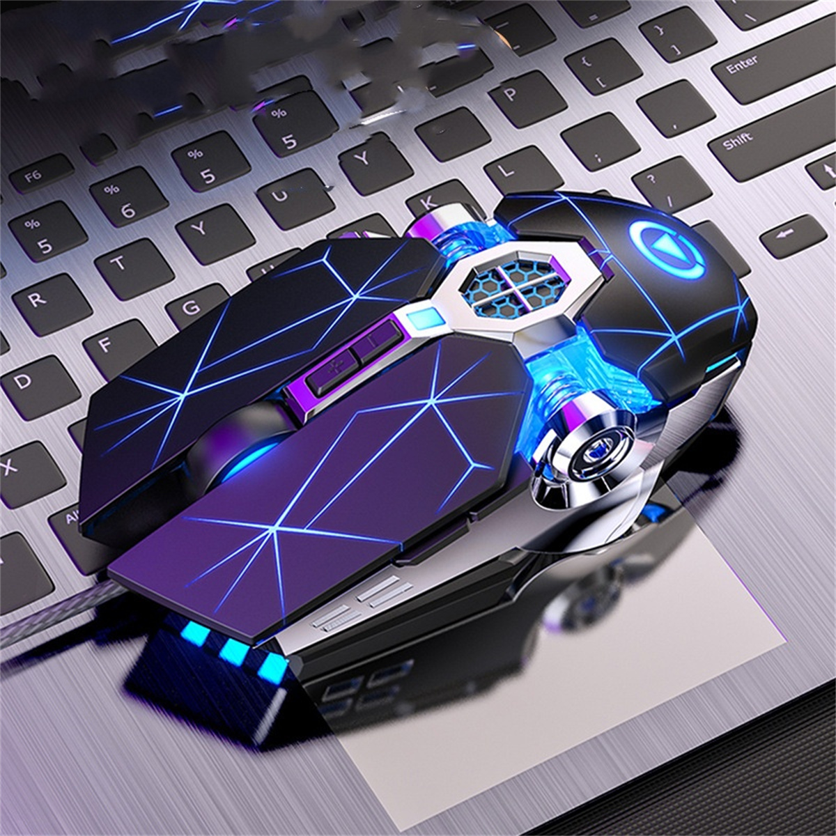 Eine Gaming-Maus mit lila und blauen Lichtern auf einer Tastatur. Sie hat ein futuristisches Design.