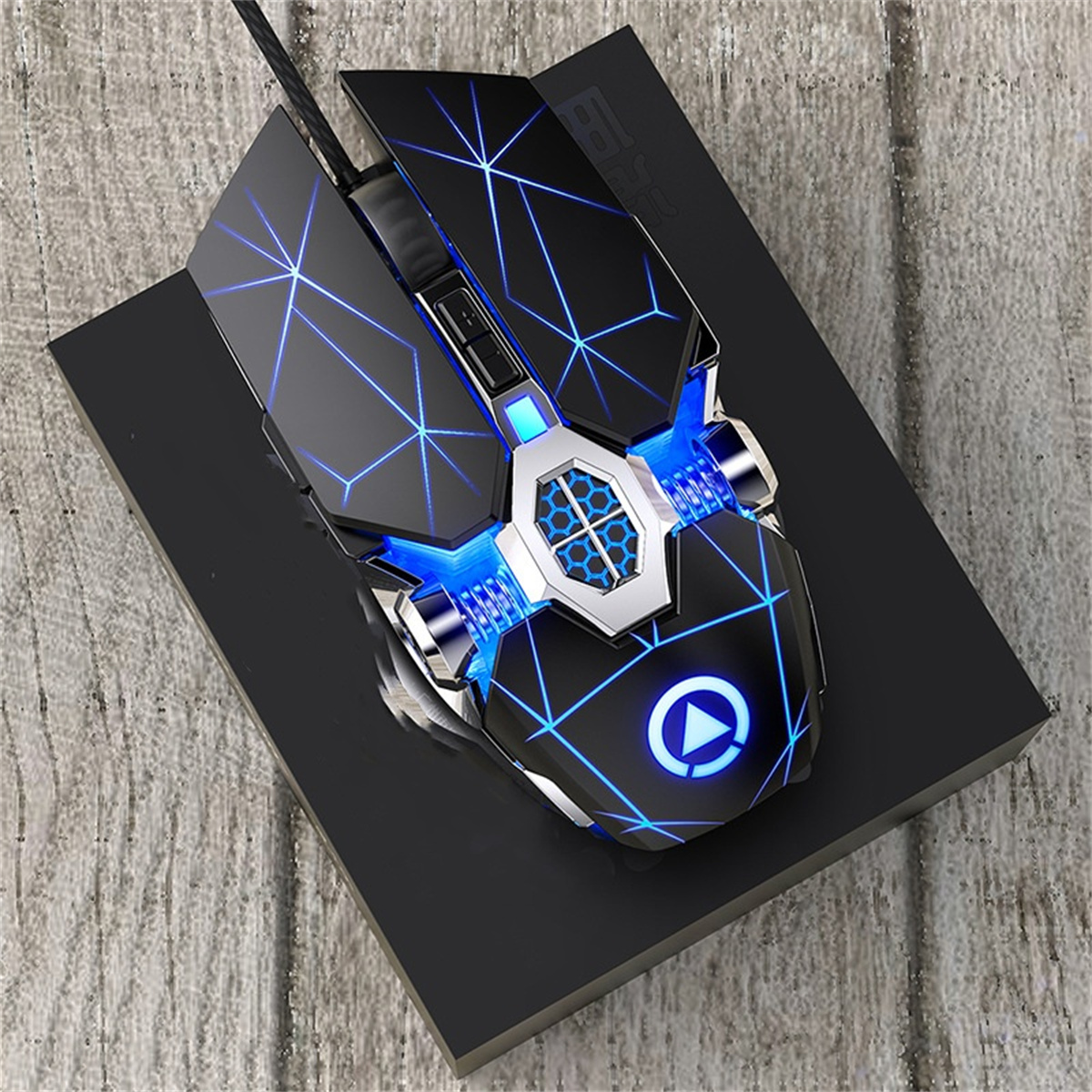 Schwarze Gaming-Maus mit blauen Lichtern auf dunkler Oberfläche.