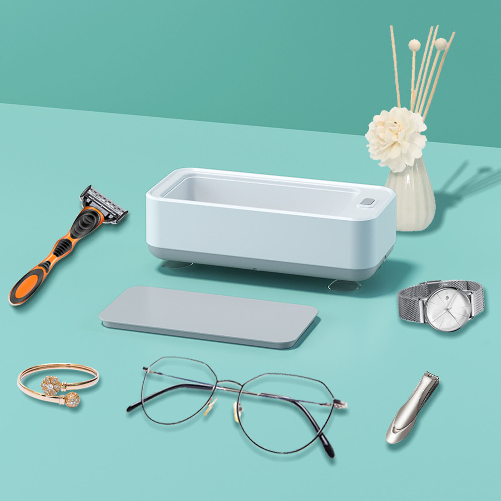 Ein Ultraschallreiniger mit Gegenständen: Rasierer, Uhr, Brille, Armband, Nagelknipser und Blumenvase.