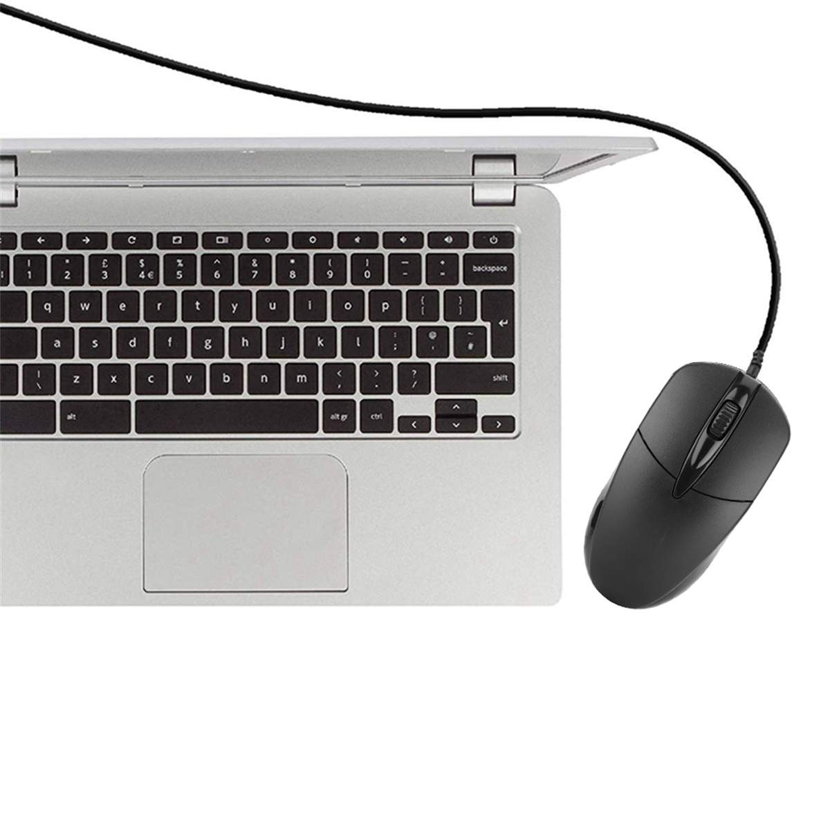 Laptop mit angeschlossener schwarzer Maus. Weißer Hintergrund. Maus befindet sich auf der rechten Seite.