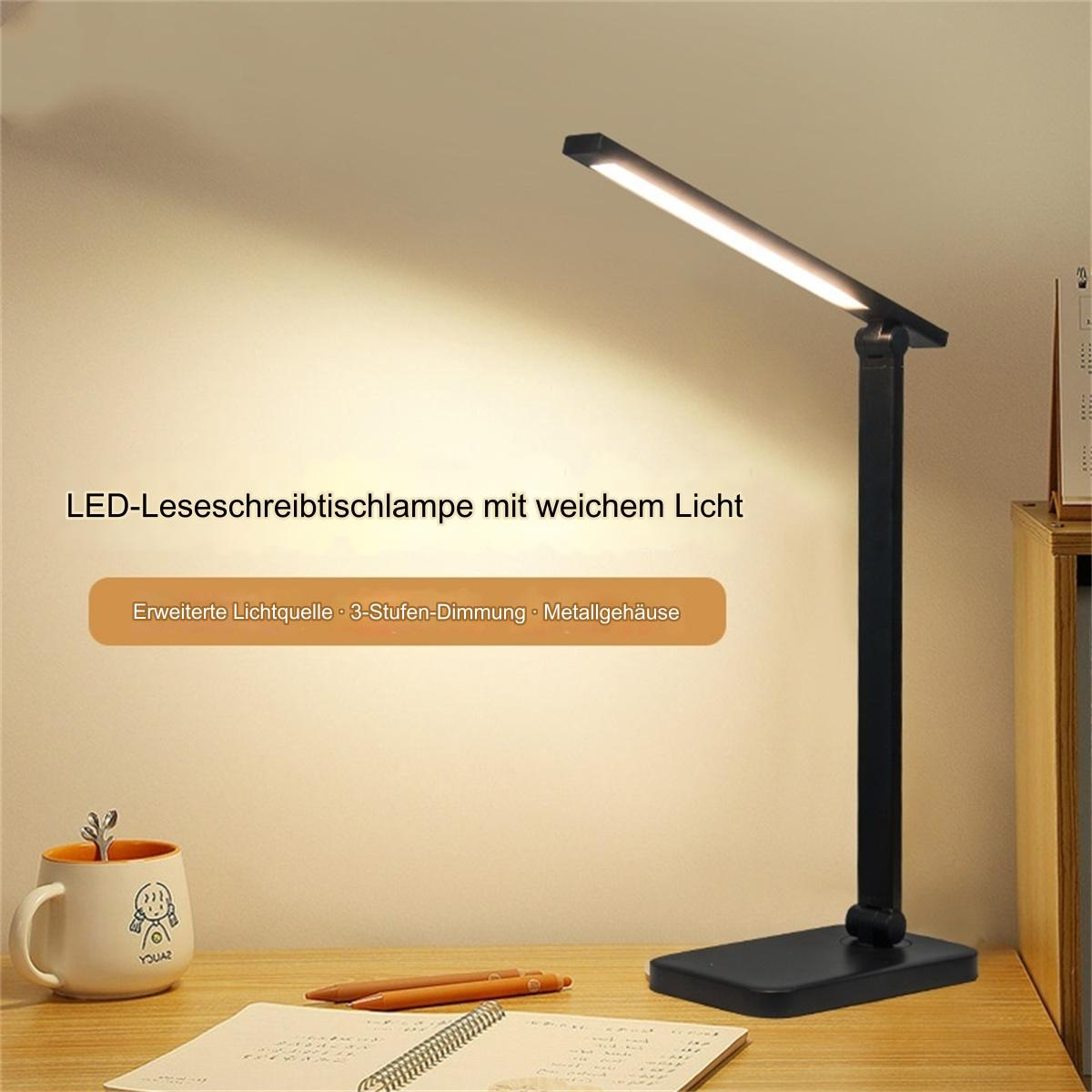 Eine schwarze Schreibtischlampe mit Licht, in der Nähe eines Schreibtisches und einer Tasse.