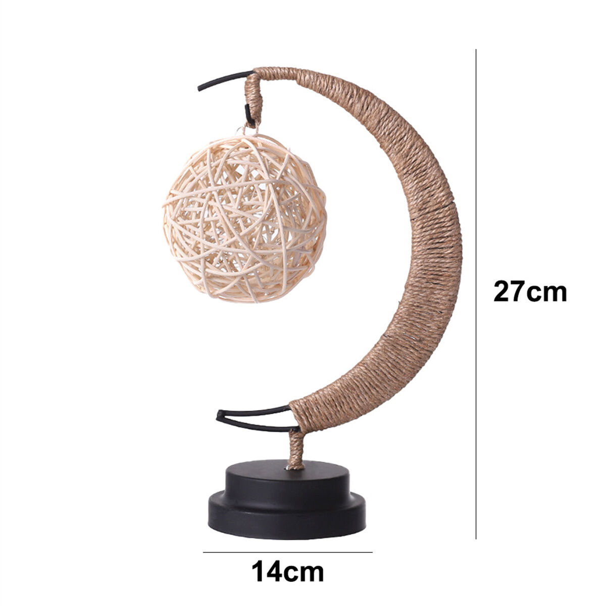 Eine dekorative Lampe. Ein Ball aus gewebtem Material hängt an einem gebogenen Ständer.