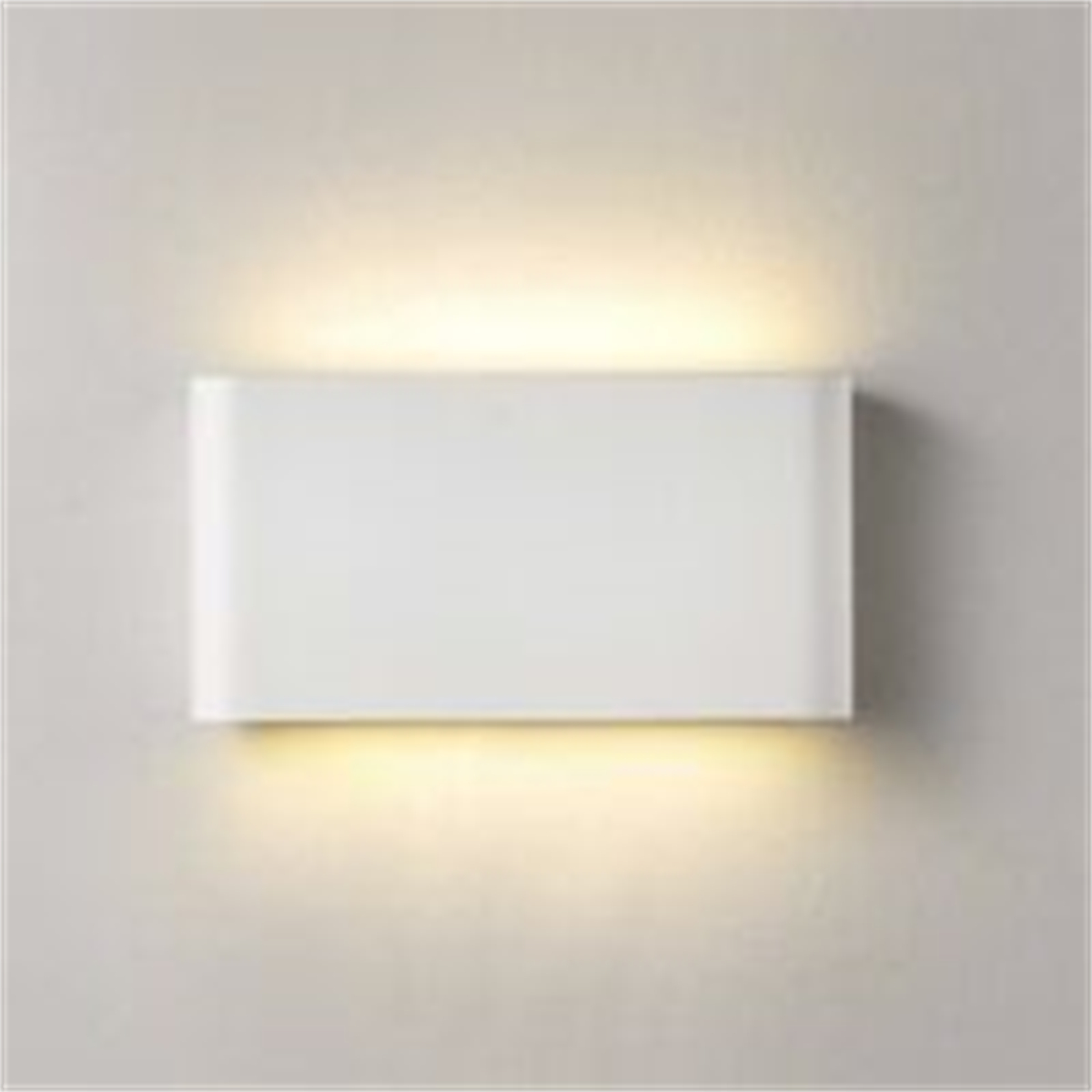 Eine weiße, rechteckige Wandleuchte, die warmes Licht an einer grauen Wand abgibt.