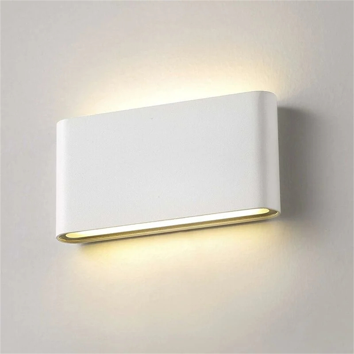 Weiße rechteckige Wandlampe mit Licht, das von unten austritt.