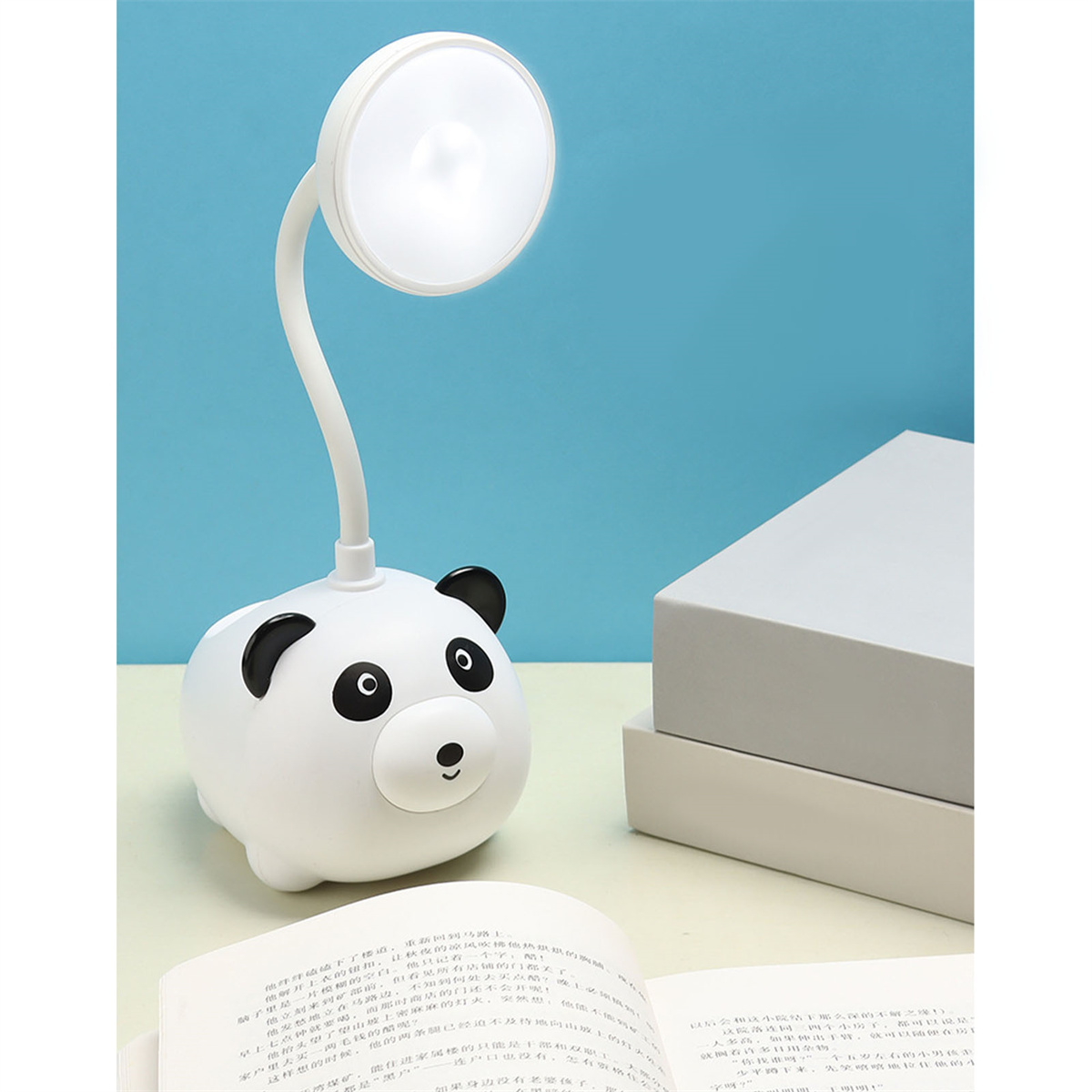 Weiße Panda-Schreibtischlampe mit flexiblem Hals und Buch.