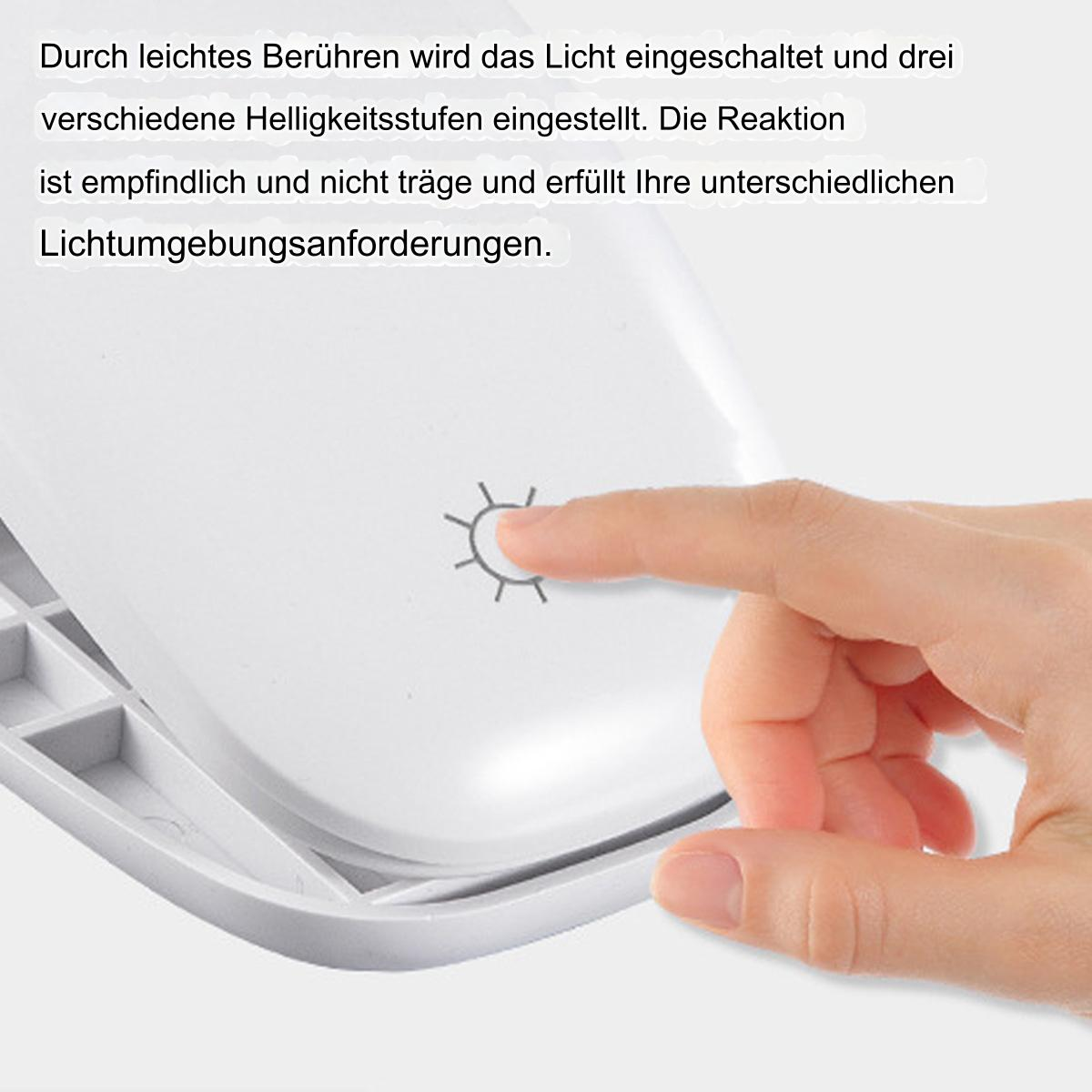 Ein Finger drückt ein beleuchtetes Lichtsymbol auf einer weißen Oberfläche. Text auf Deutsch.