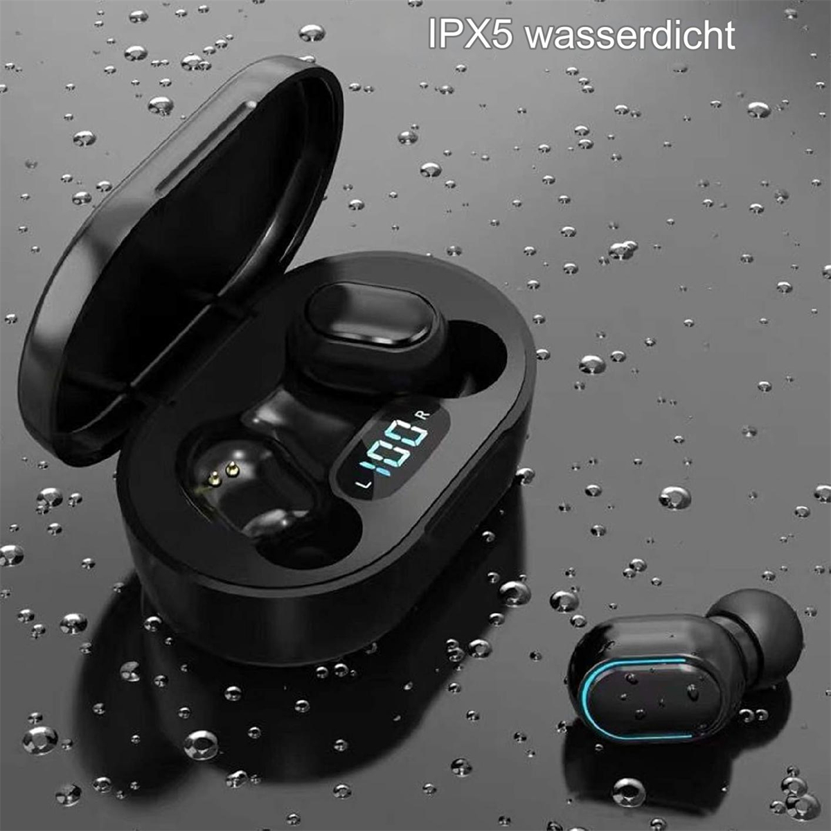Schwarze Ohrhörer mit Ladecase. Case und Ohrhörer sind nass, Wassertropfen sichtbar.