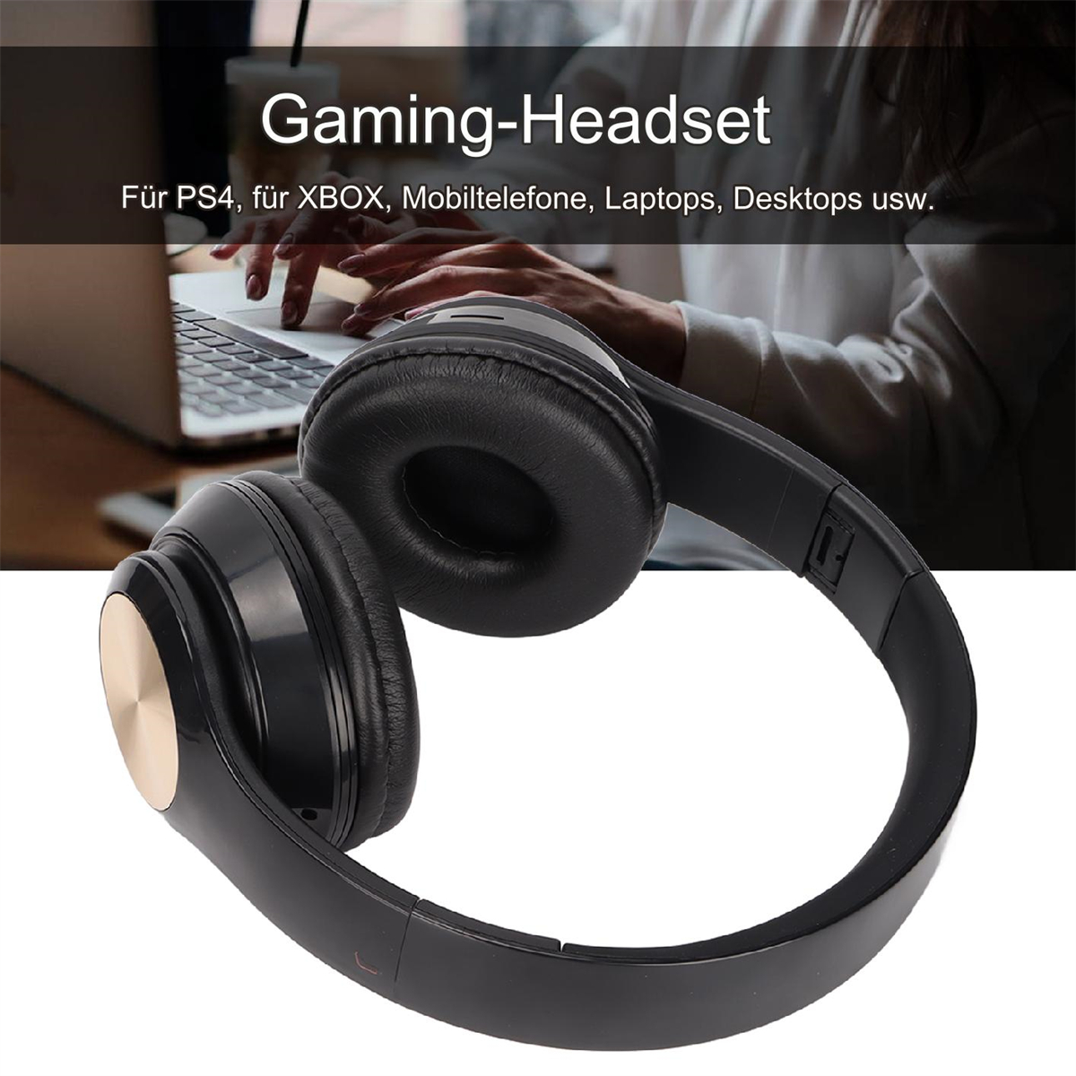 Schwarzes Gaming-Headset mit goldenen Akzenten. Das Headset liegt auf einem Tisch. Im Hintergrund arbeitet eine Person an einem Laptop.