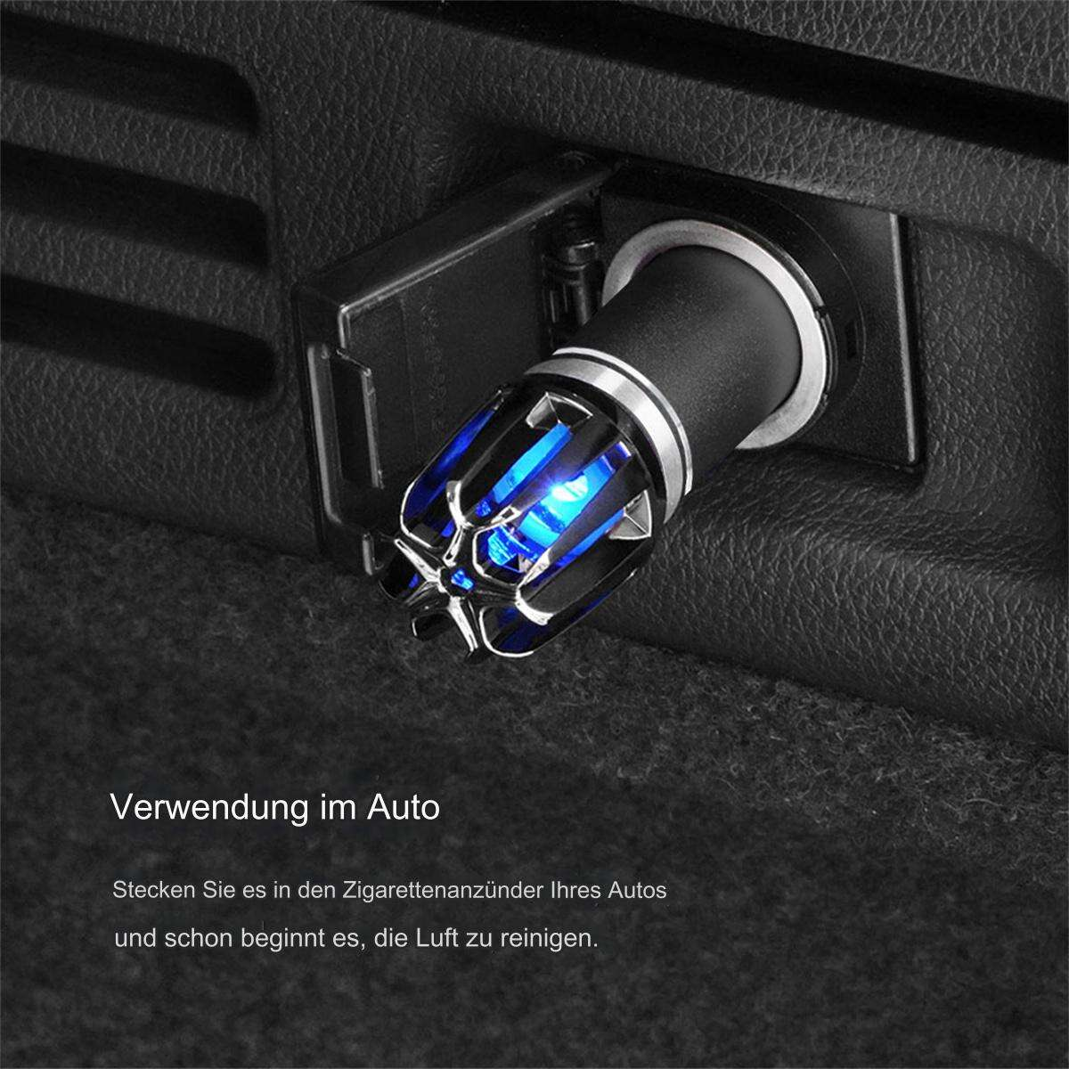 Ein Auto-Lufterfrischer, der in einen Zigarettenanzünder eingesteckt ist, mit deutschem Text darunter, auf schwarzem Grund.