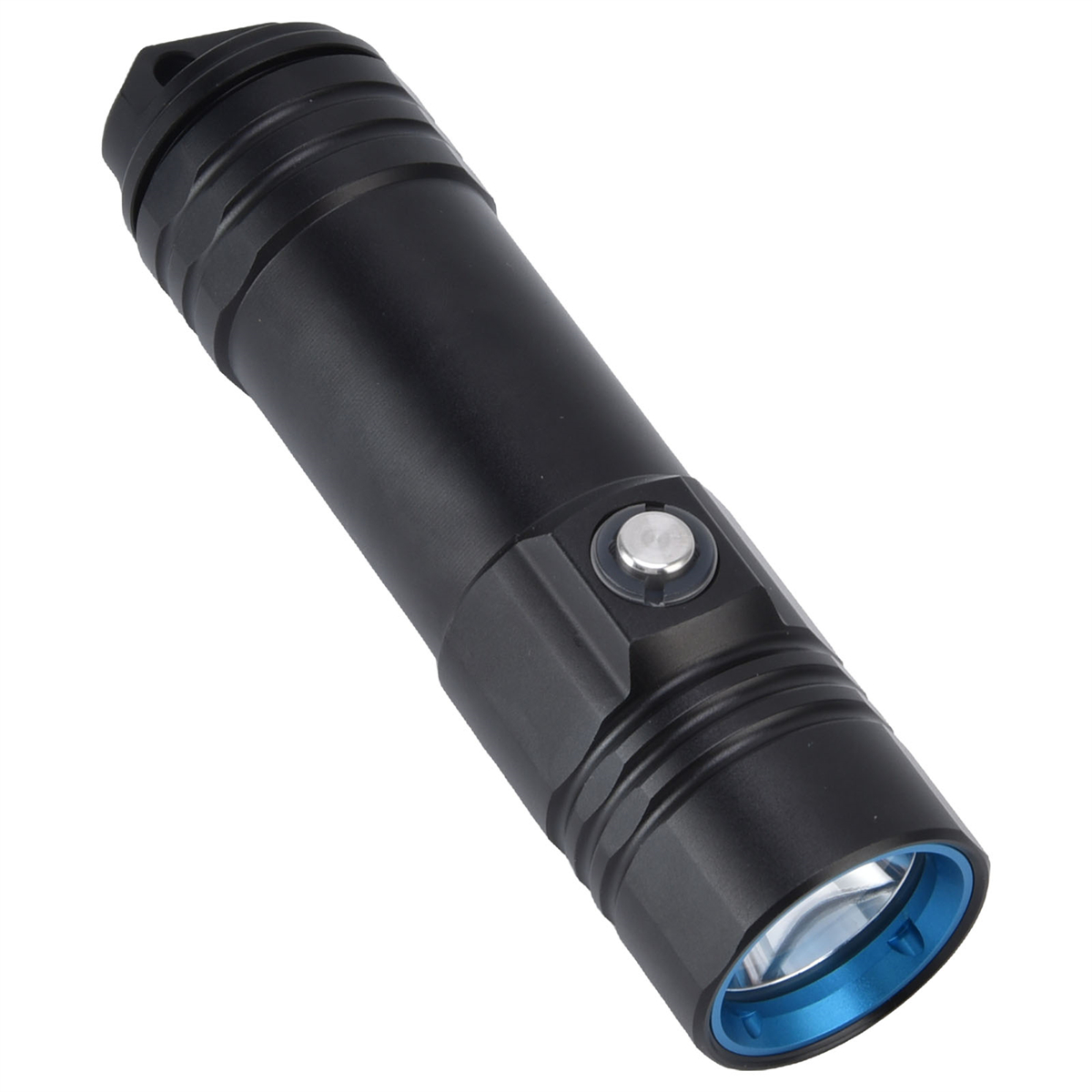 Eine schwarze Taschenlampe mit silbernem Knopf und blauem Rand auf weißem Hintergrund.