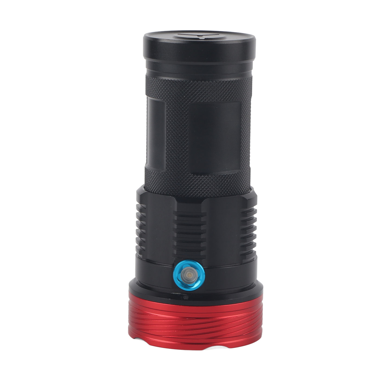 Schwarze und rote Taschenlampe mit blauem Einschaltknopf. Sie hat einen strukturierten Körper für den Griff.