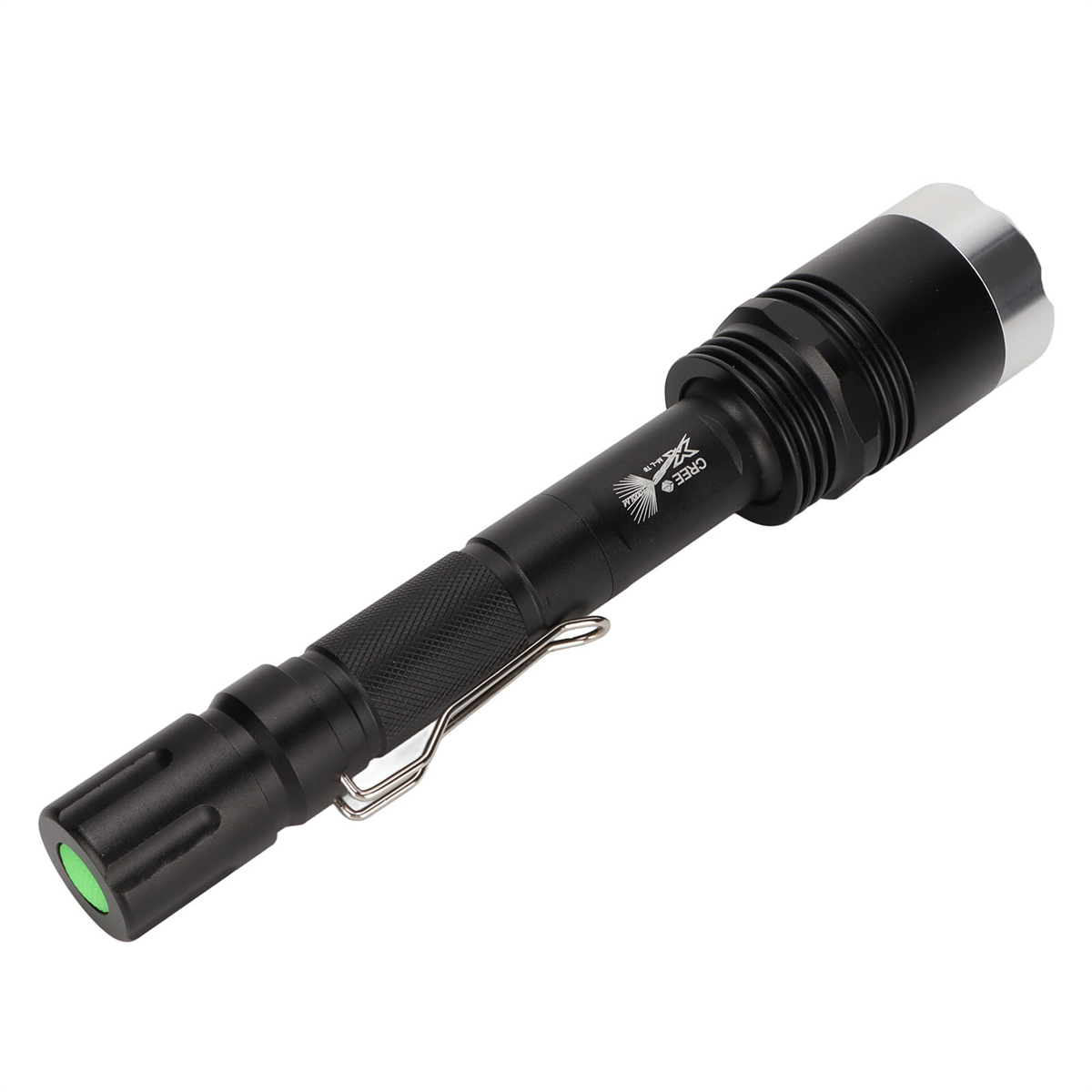 Schwarze Taschenlampe mit grünem Ende und silbernem Kopf. Sie hat einen Taschenclip und einen strukturierten Griff.