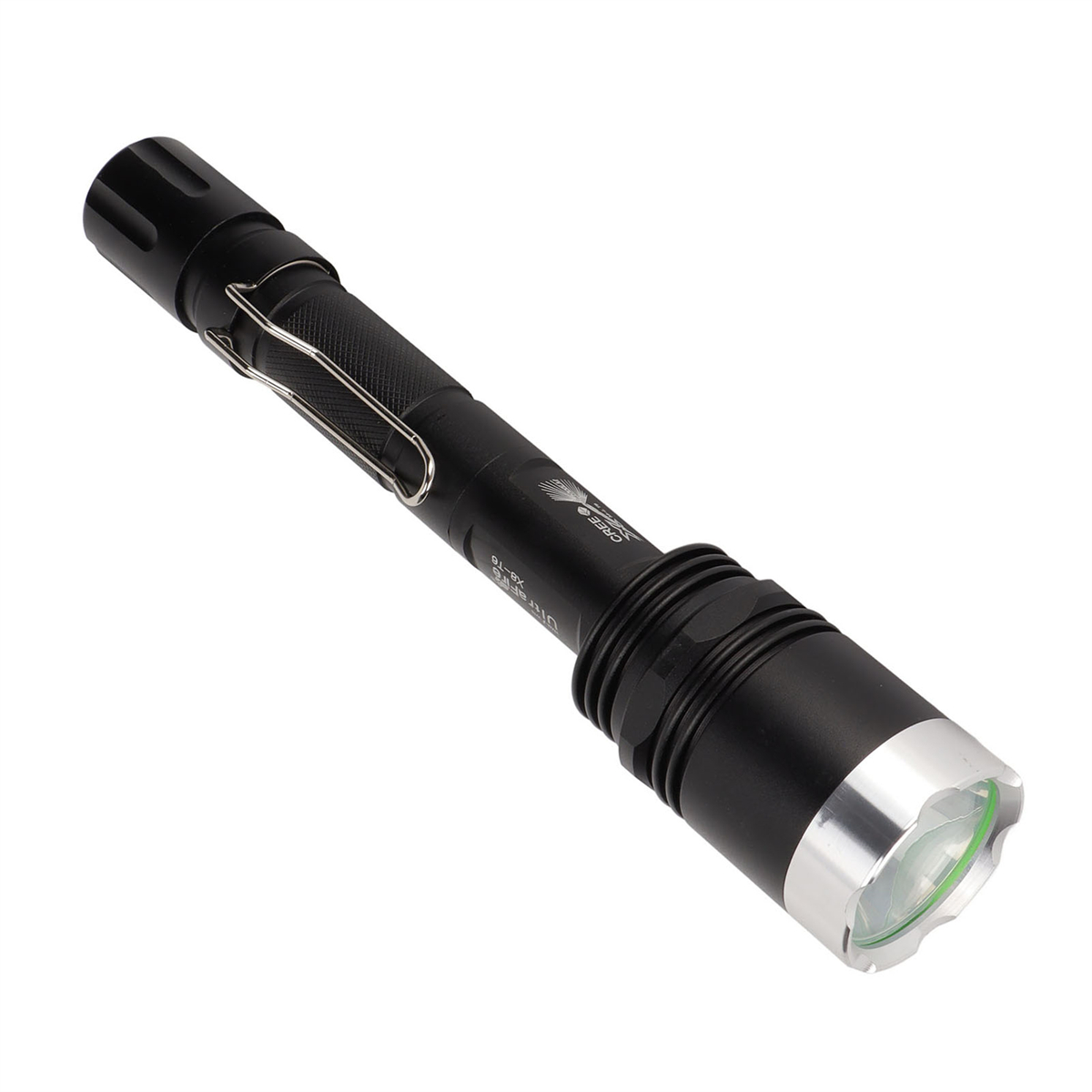 Schwarze Taschenlampe mit silbernem Clip. Sie ist angewinkelt und zeigt das Licht und Details.