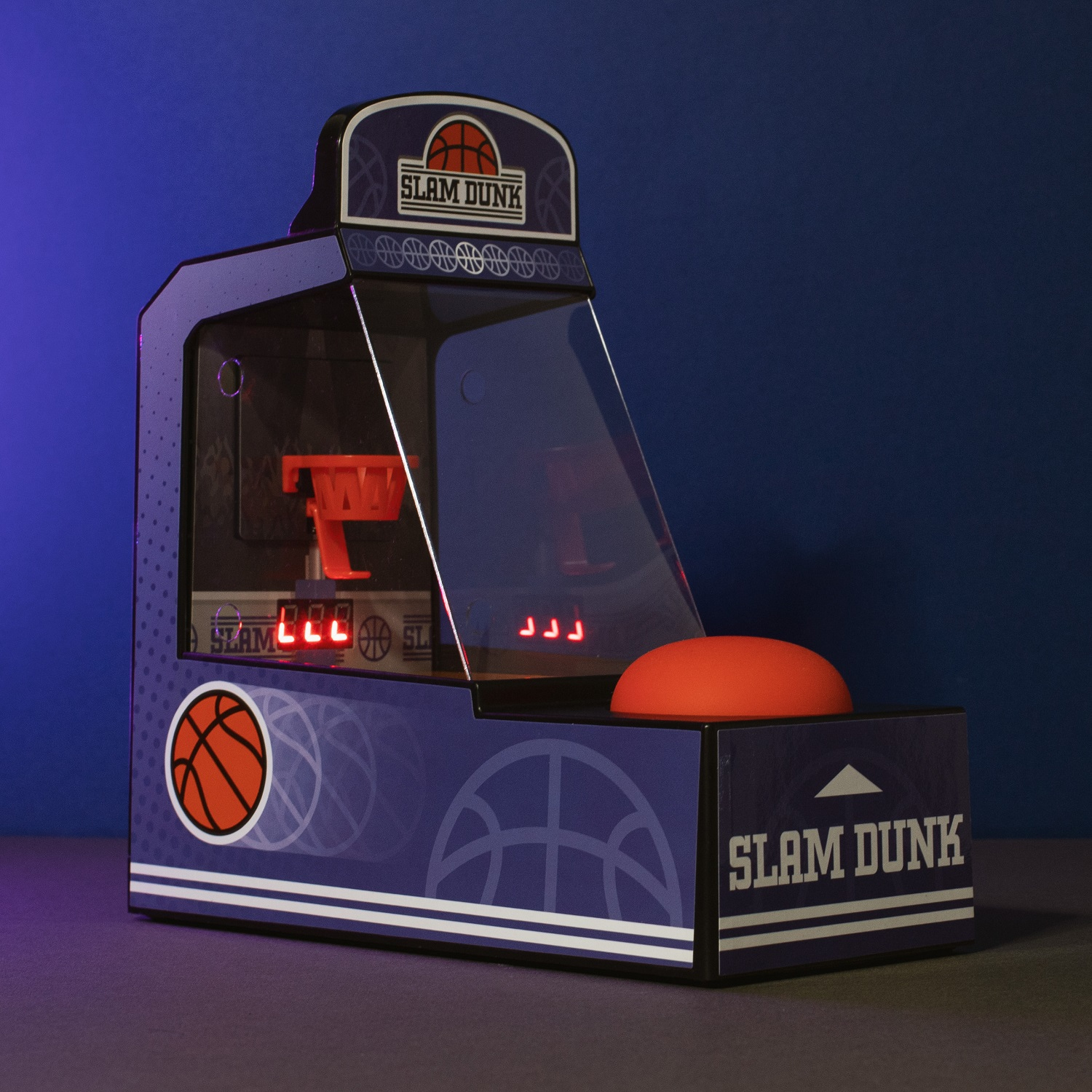 Mini gioco arcade di basket blu e viola con scudo trasparente e pulsante rosso.