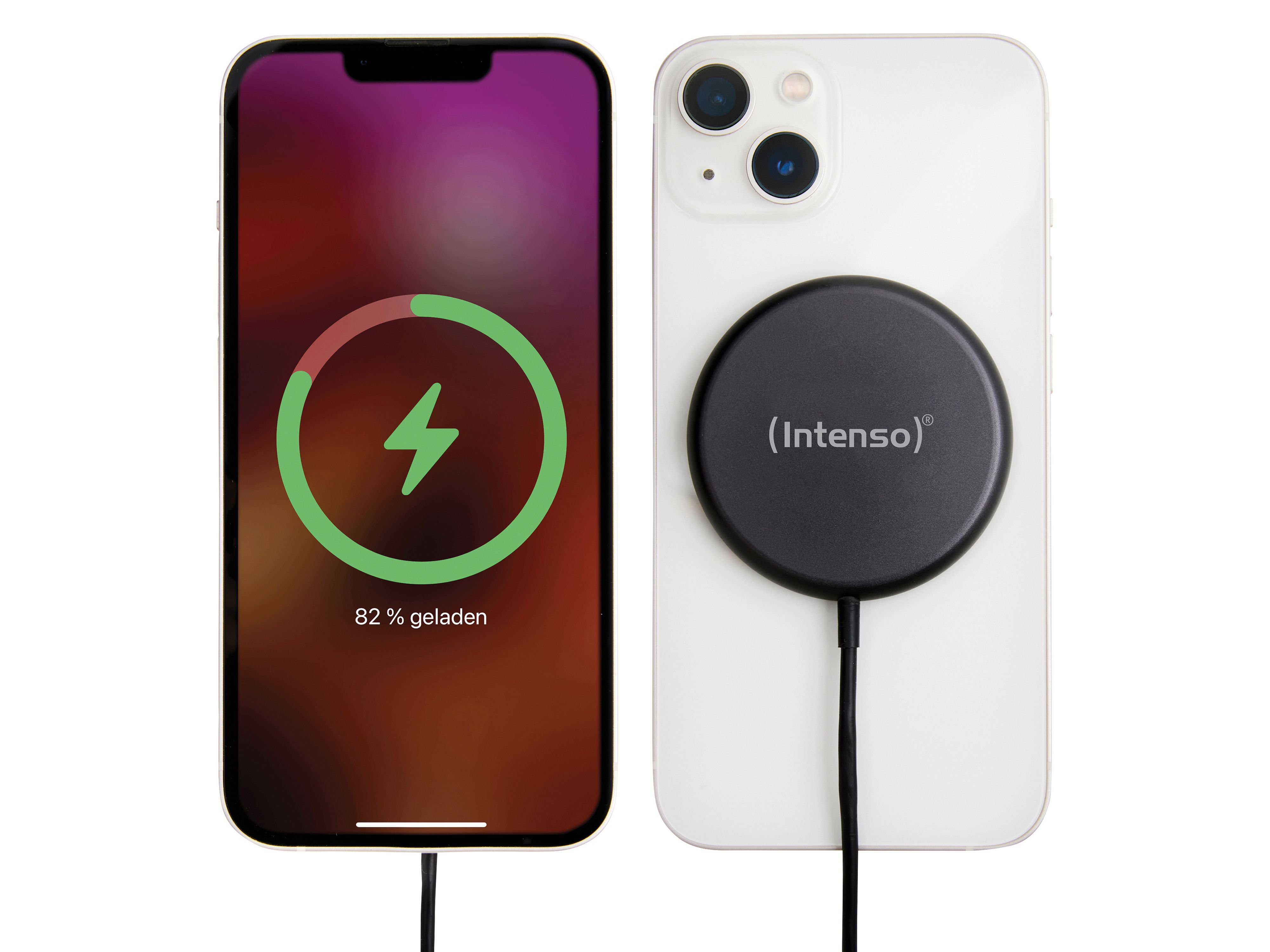 Zwei iPhones, eines lädt mit 82% abgeschlossen. Das andere hat ein schwarzes Intenso-Ladegerät angebracht.