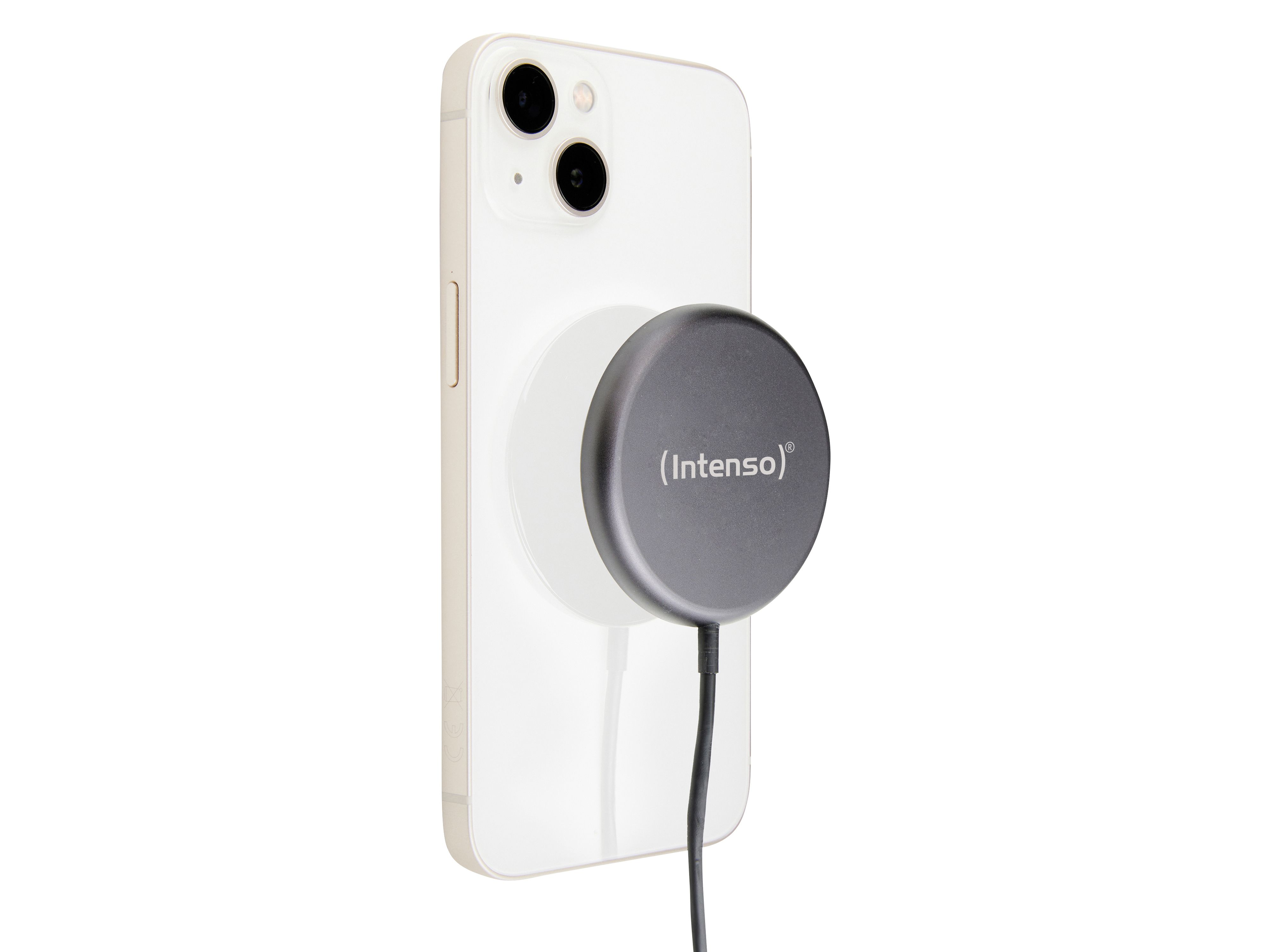 Dunkelgraues Intenso-Ladegerät an der Rückseite eines weißen iPhones mit schwarzem Kabel.
