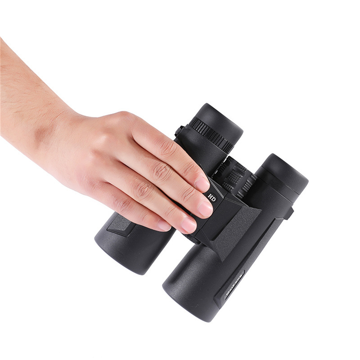 Person hält ein schwarzes Fernglas. Der Hintergrund ist weiß.