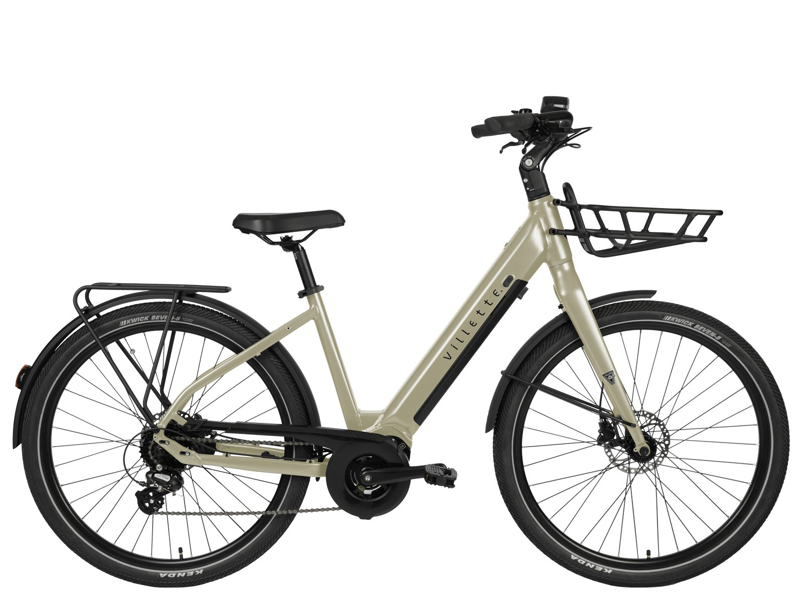 Ein beiges City-Bike mit Korb und Gepäckträger über dem Hinterrad.